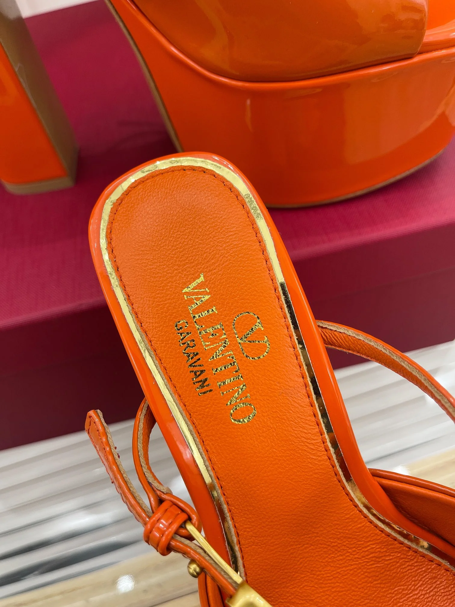 Новинка сезона весна/лето 2023 от Valentino - сандалии на платформе 9 см с открытым носком - 15 см - оранжевые