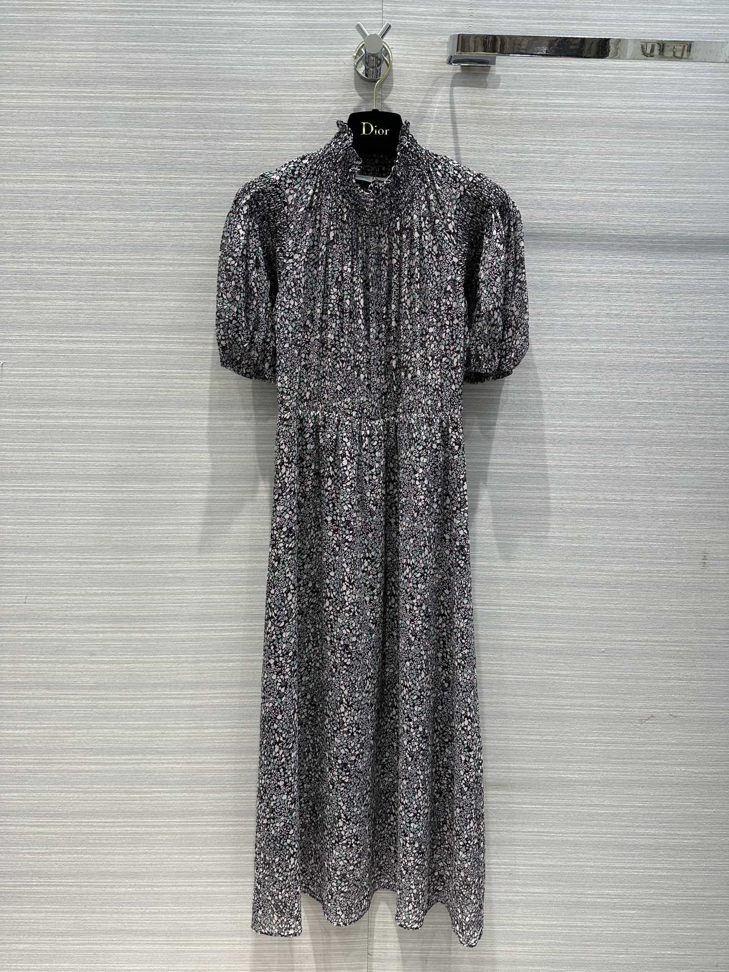 Новинка сезона весна/лето 2024 от Dior: шелковое платье в стиле ретро с абстрактным принтом, вдохновленным Хепберн, — черное.