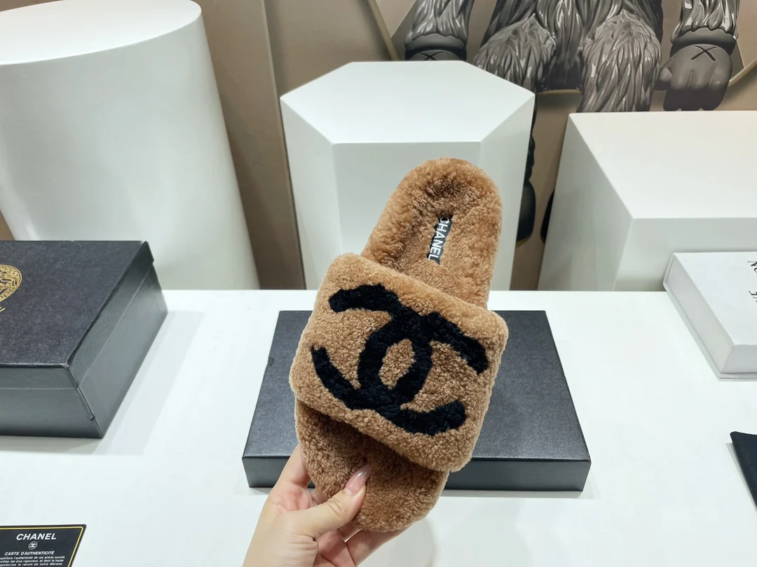 Классические осенние тапочки Chanel 2022 года из овечьей шерсти, бестселлер – коричневые.