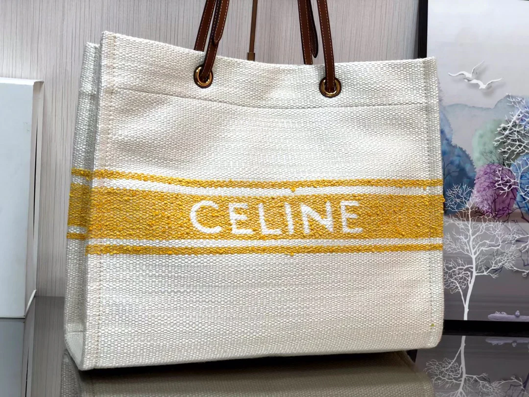 Квадратная сумка Celine Cabas Plein Soleil, изготовленная из кожи вагю и ткани.