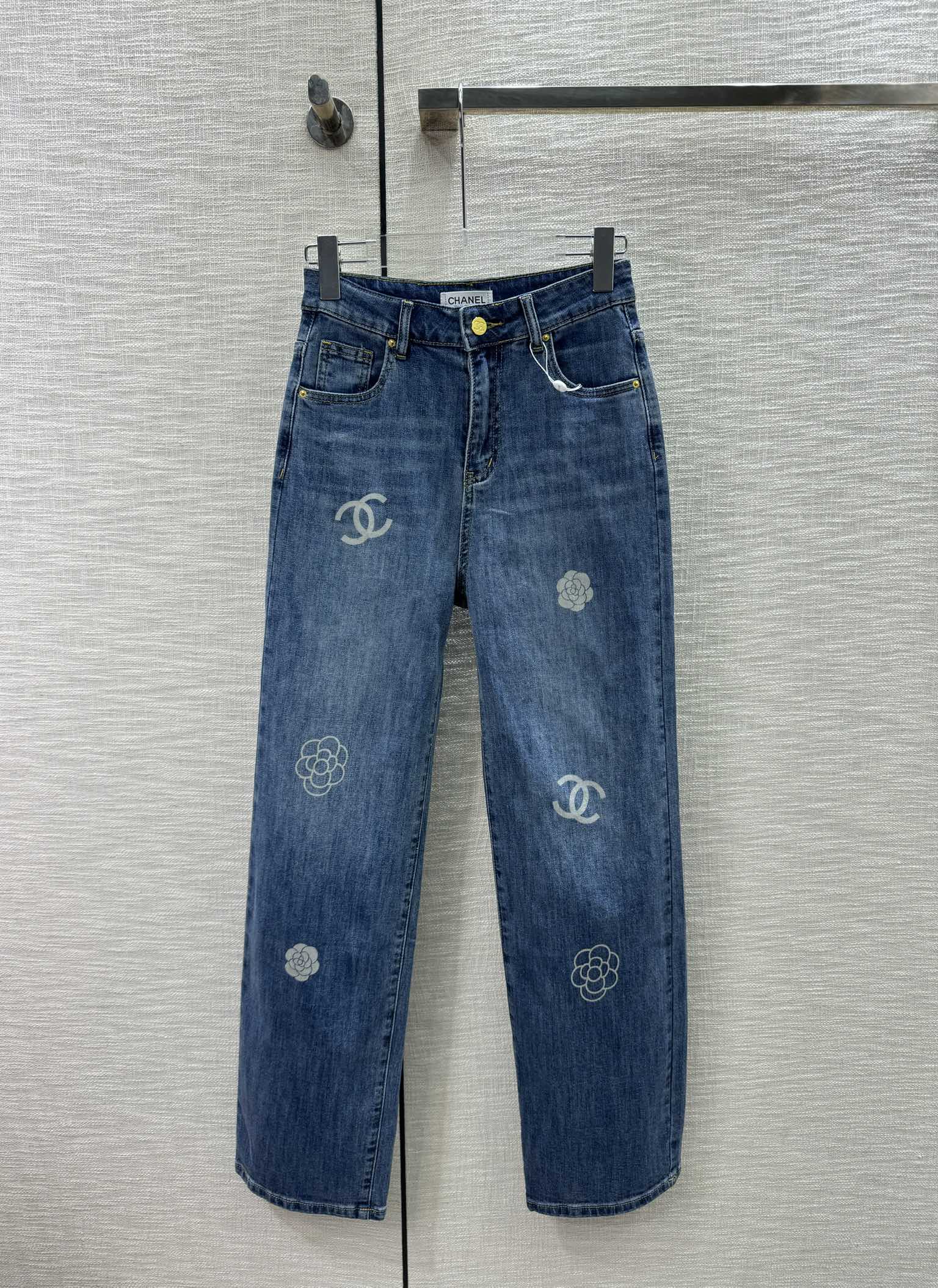 Джинсы прямого кроя Chanel 2404 с логотипом ?Камелия?