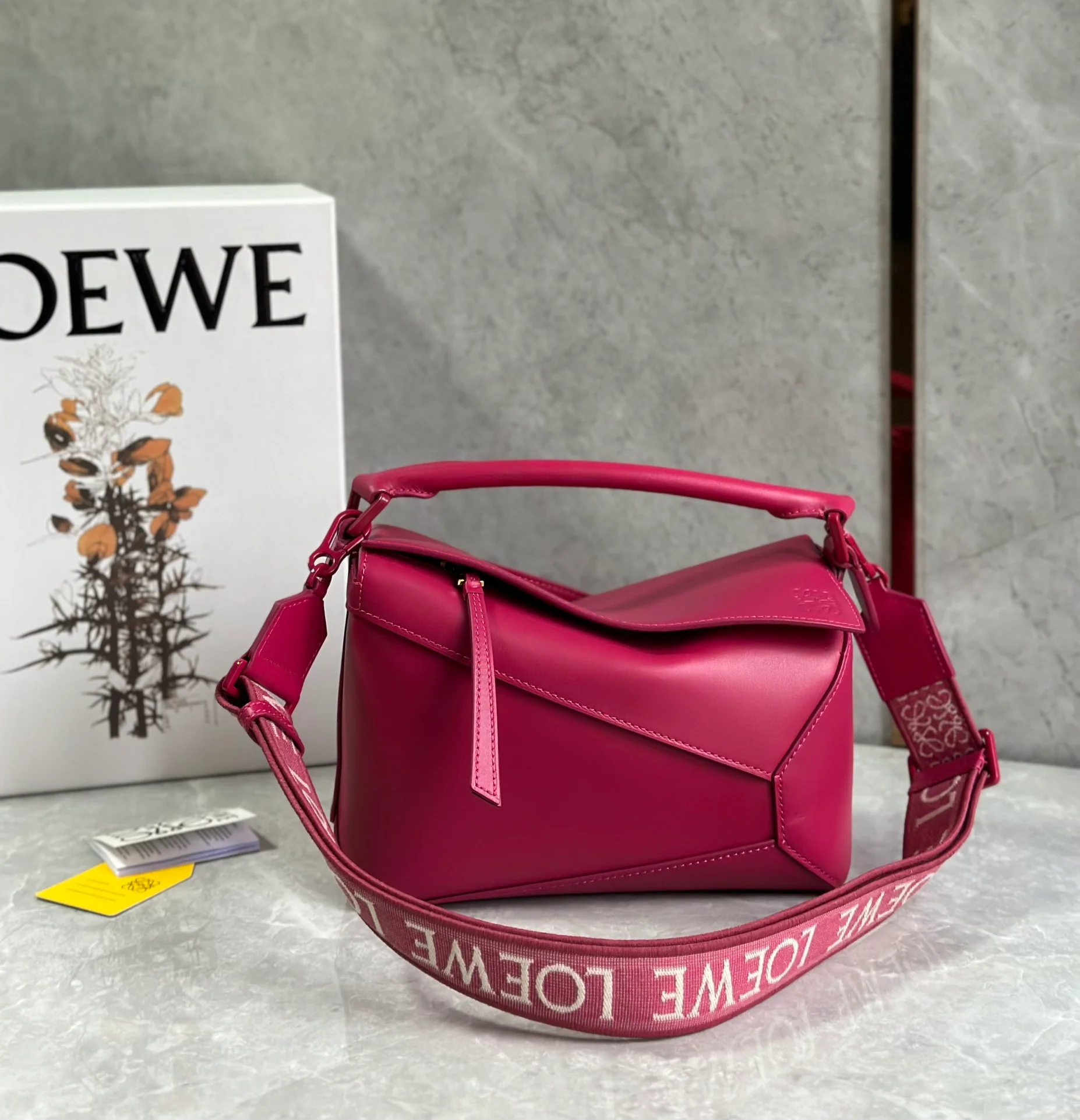 Сумка Loewe Puzzle Geometric с плечевым ремнем в виде буквы — розовая.