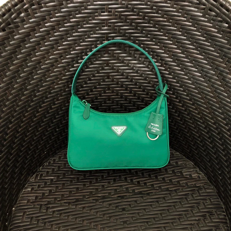 Нейлоновая сумка-хобо Prada, зеленая.