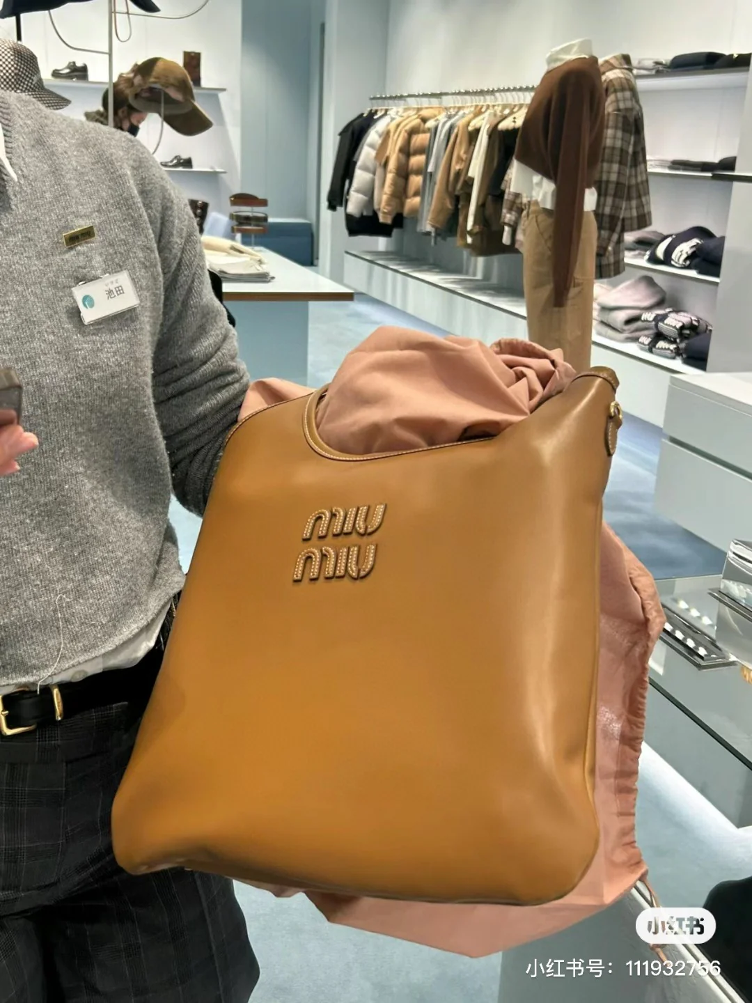 Сумка-хобо Miu Miu Ivy — носить и делиться