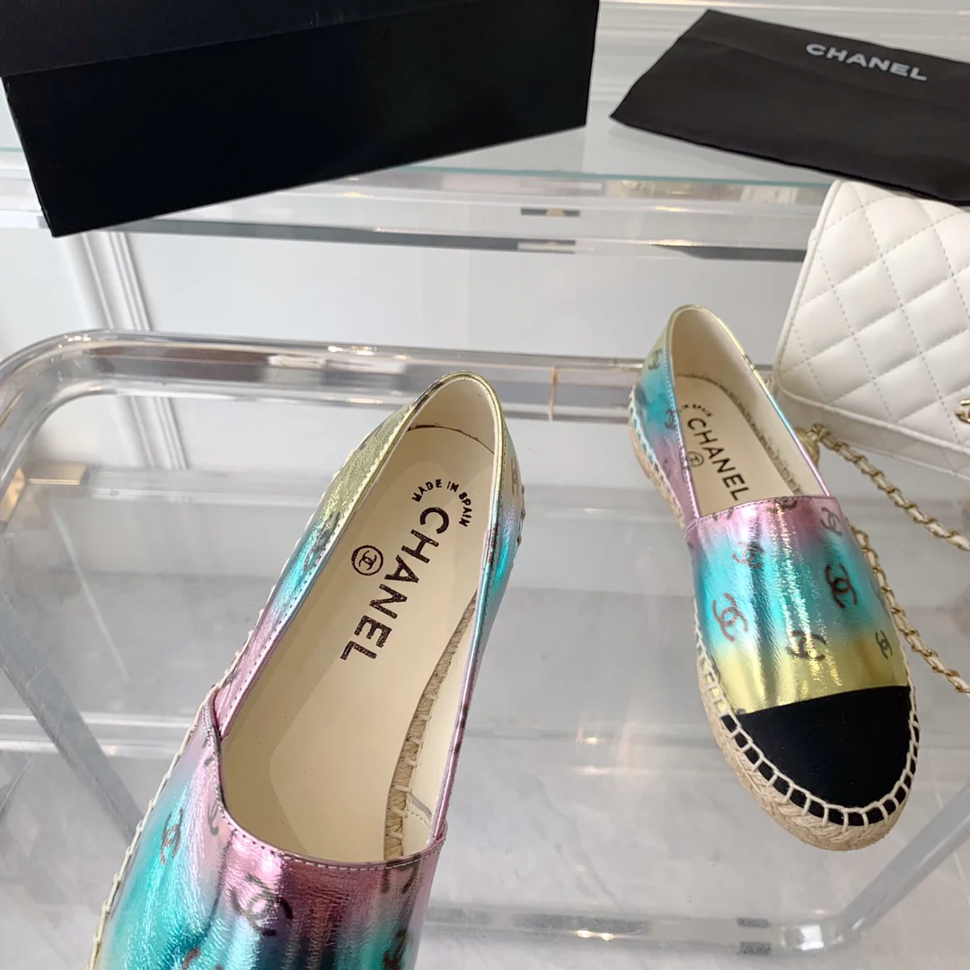 Новинка сезона весна/лето 2023 от Chanel - Переливающиеся рыбацкие туфли - Яркие