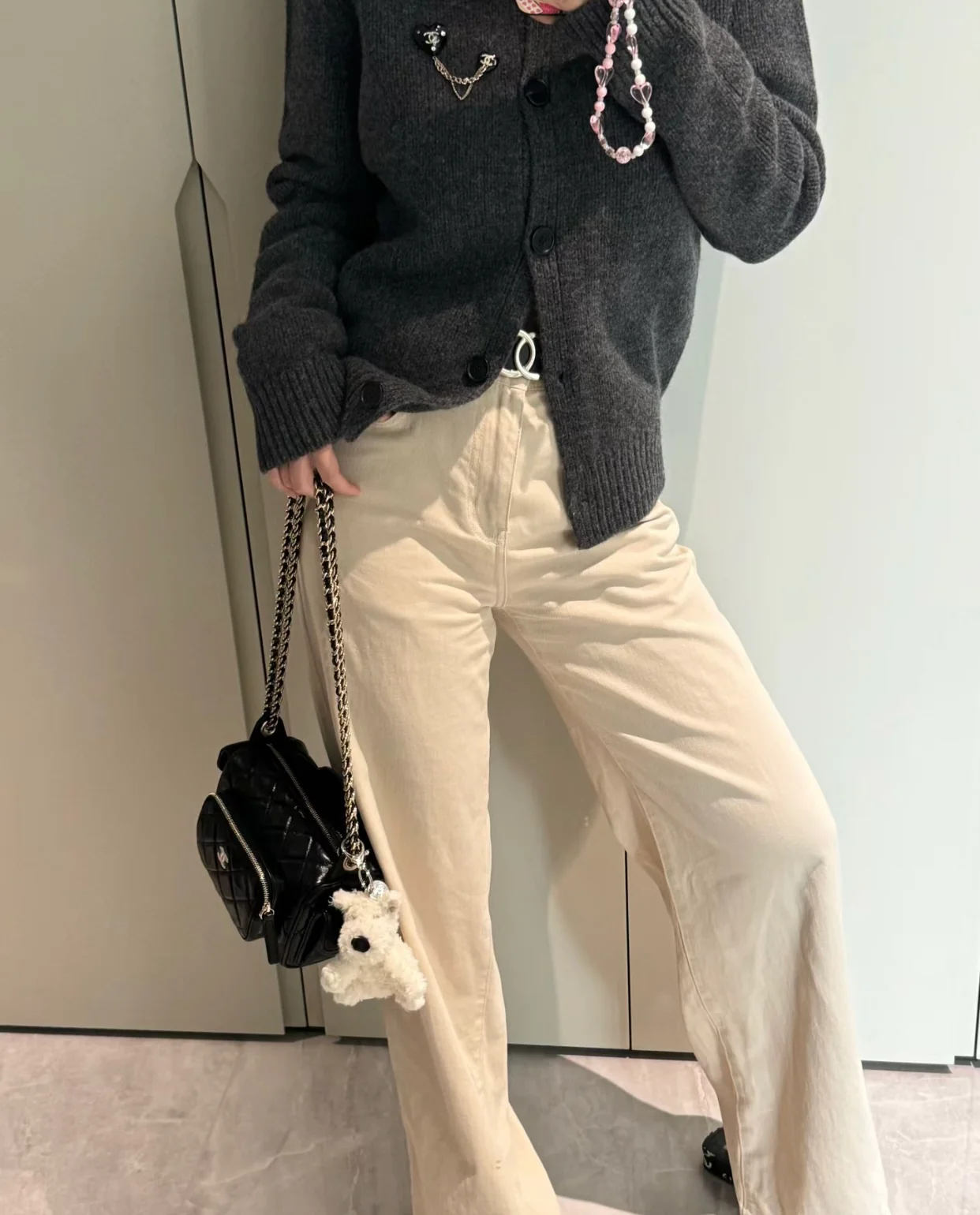 Сумка для фотоаппарата Chanel с двумя карманами из 24-каратного золота, маленькая, черная.