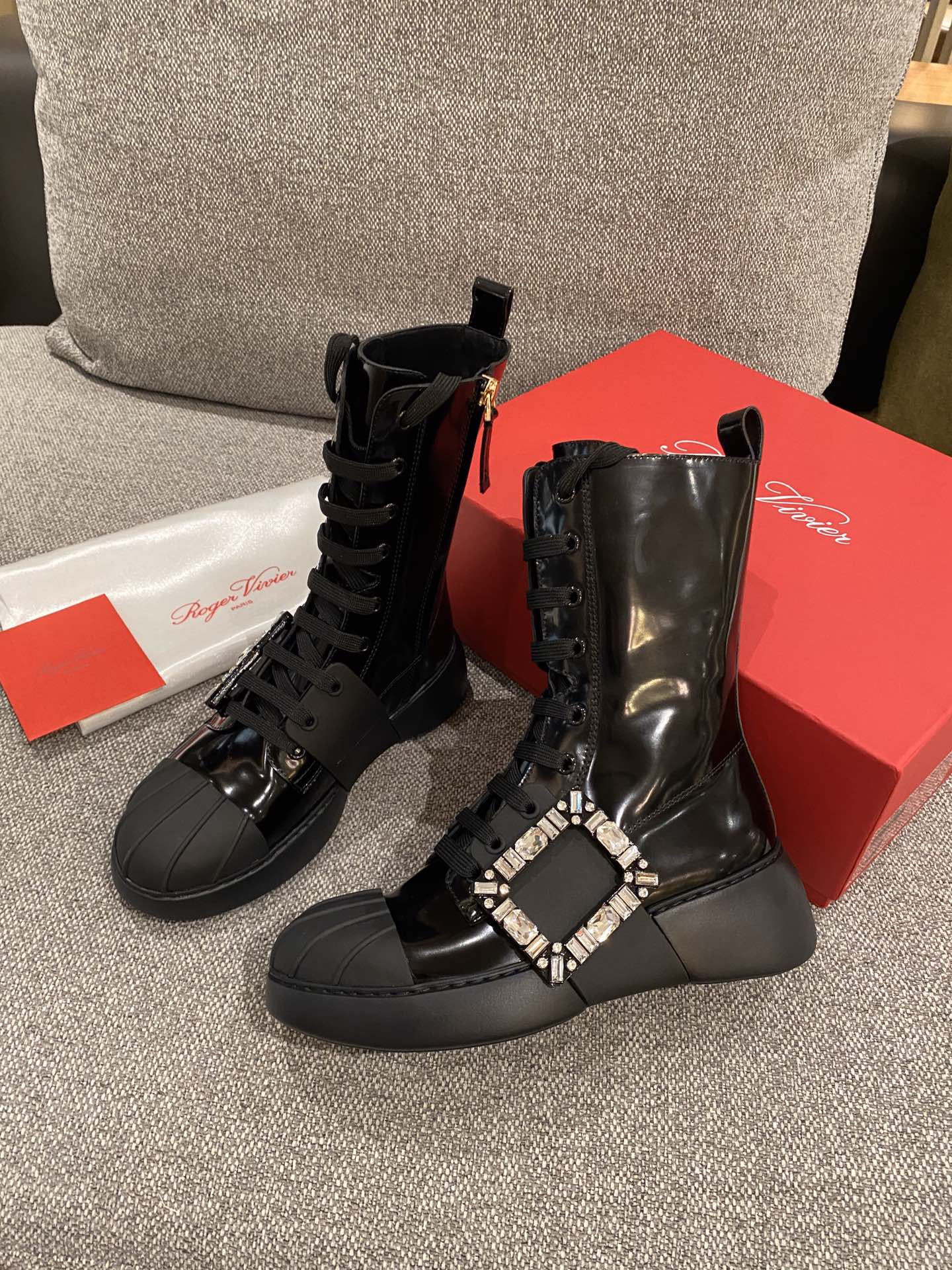 Ботинки прямого кроя с бриллиантовой пряжкой из осенне-зимней коллекции RV21