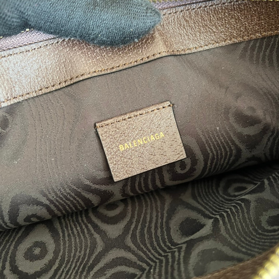 Клатч, созданный в рамках сотрудничества Gucci и Balenciaga.