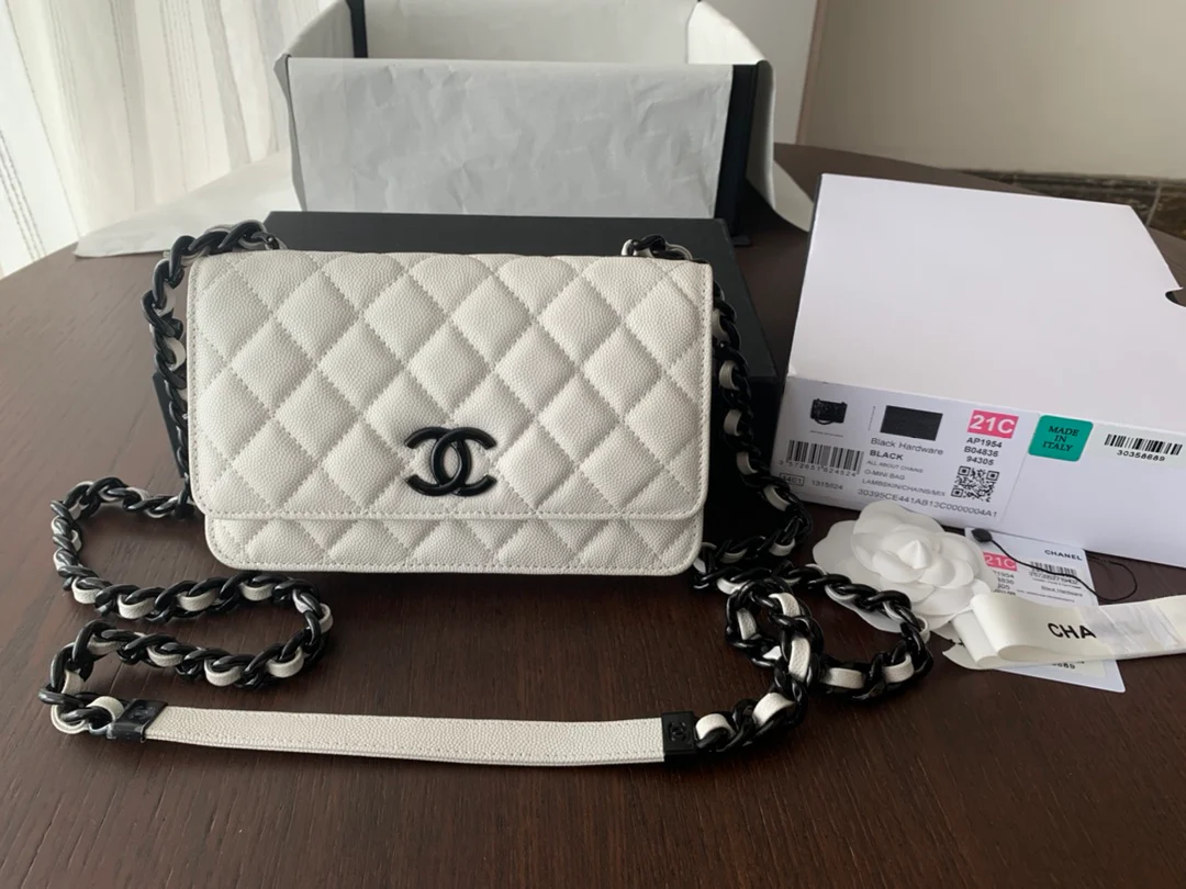 Chanel WOC - Белая глютеновая кожа - Черная пряжка