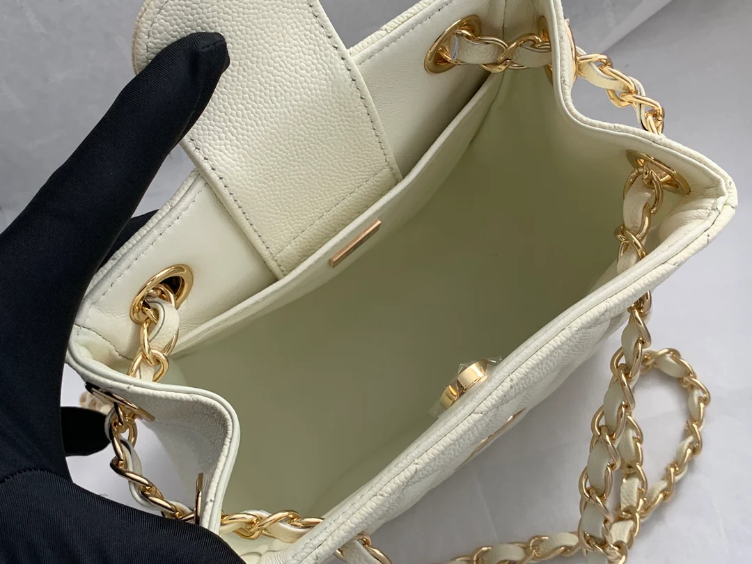 Новая сумка-тоут Chanel весна/лето 2022 — белая.