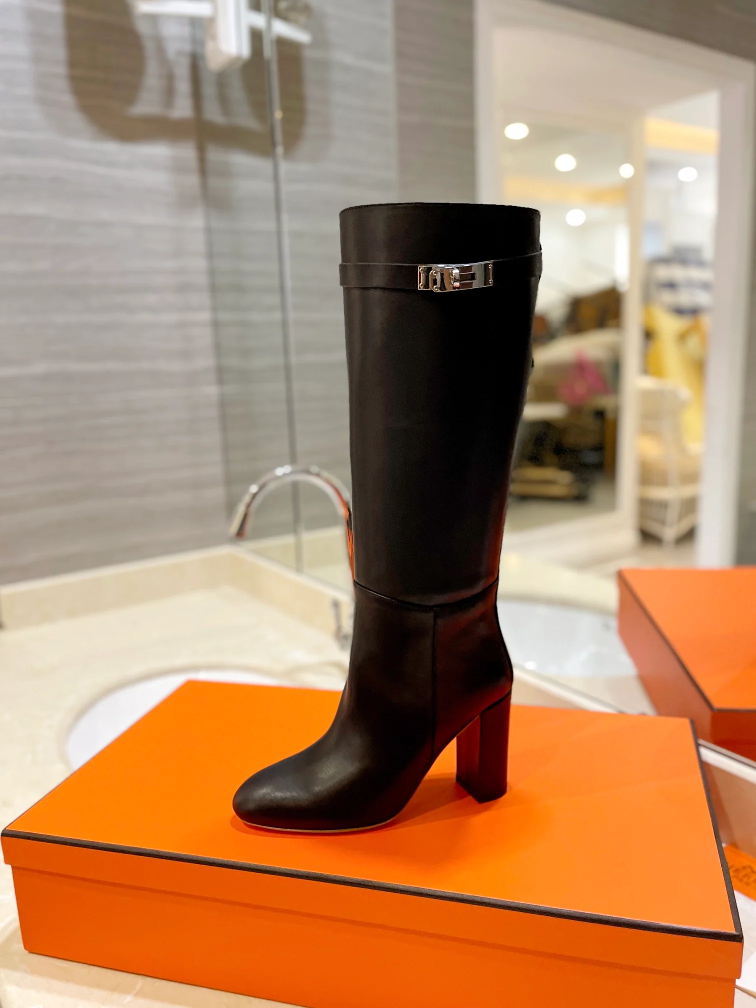 Классические сапоги Hermes Kelly с пряжкой - черные