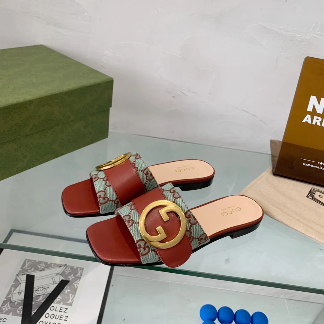Новинка сезона весна/лето 2022 — тапочки с двойной буквой G.
