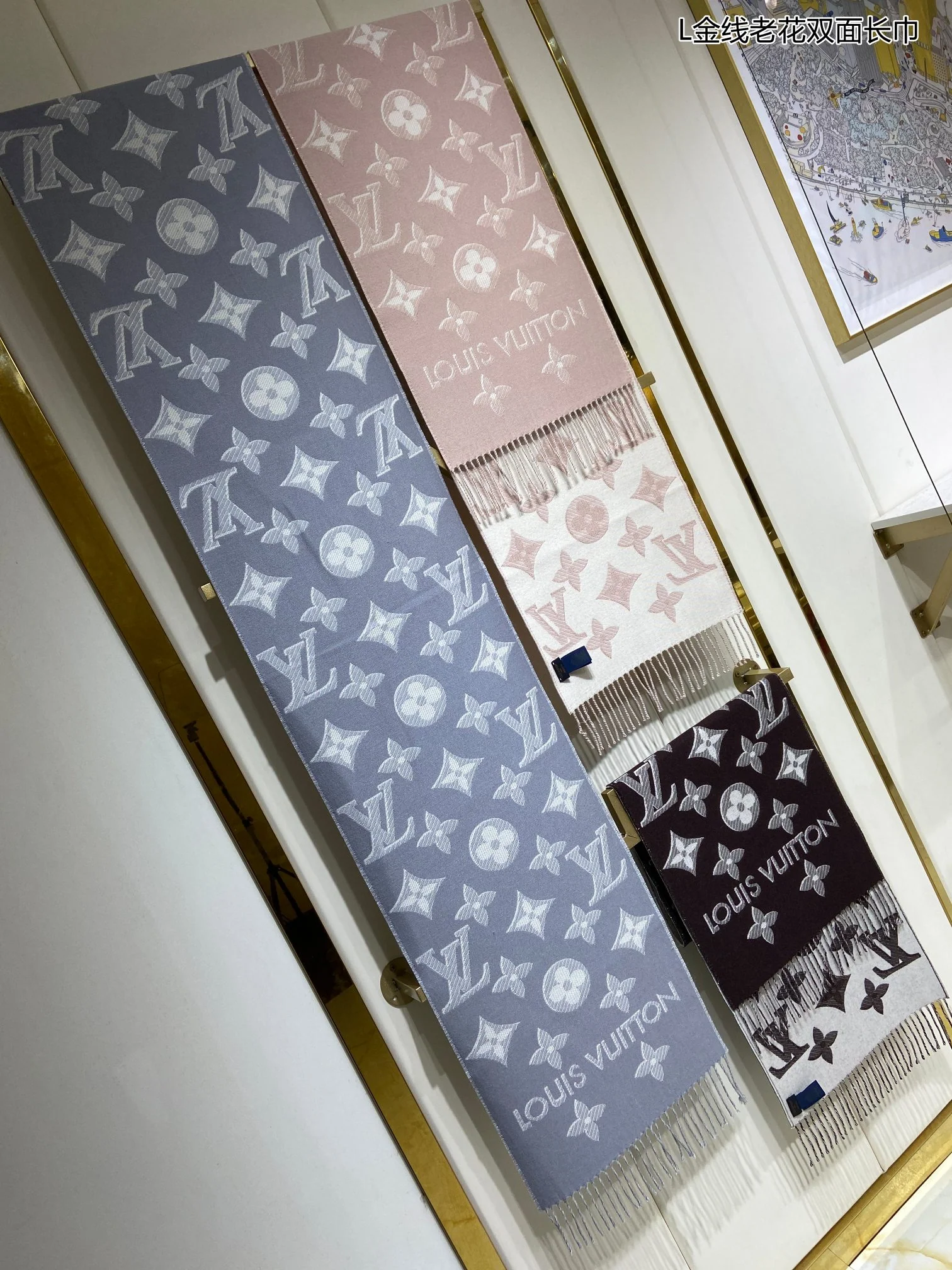 Двусторонний шарф LV с золотой нитью и монограммой - серый.