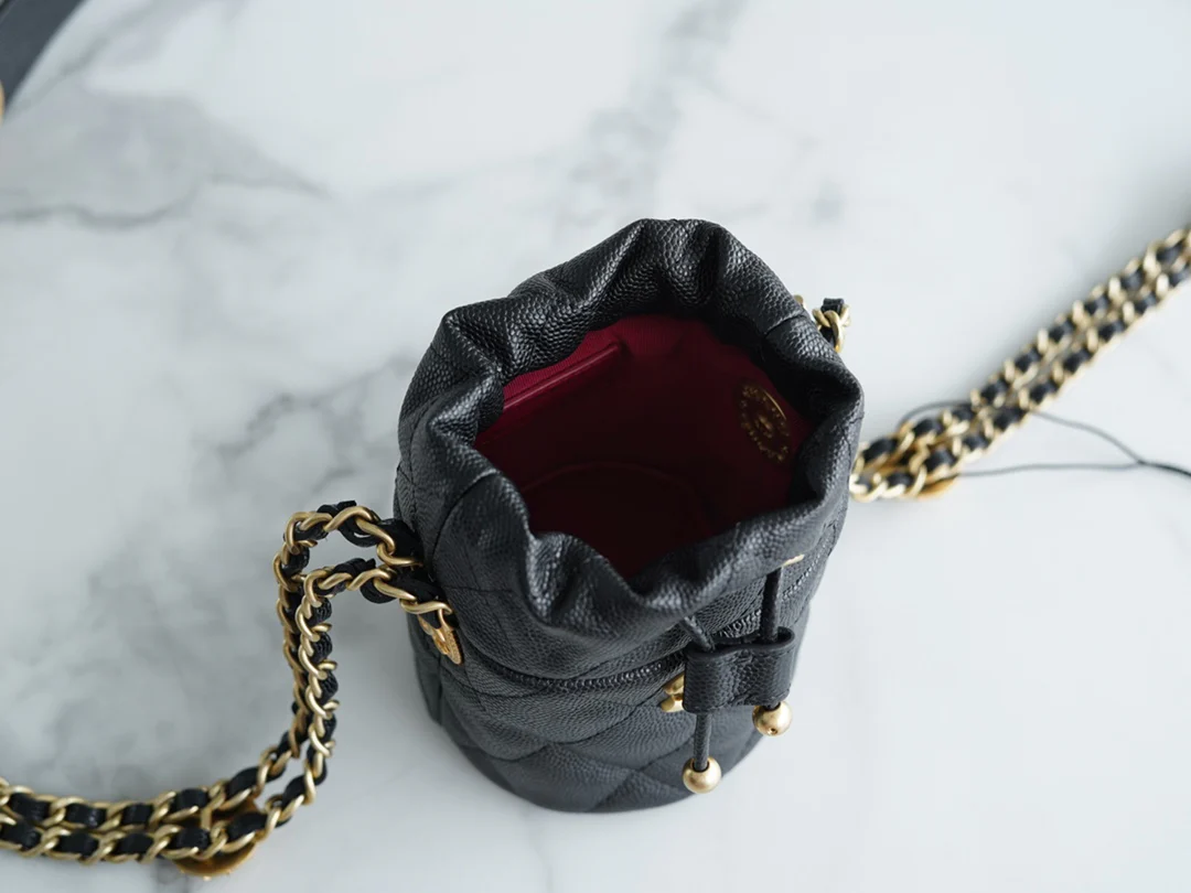 Новинка сезона осень/зима 2022 от Chanel - сумка-ведро для монет.