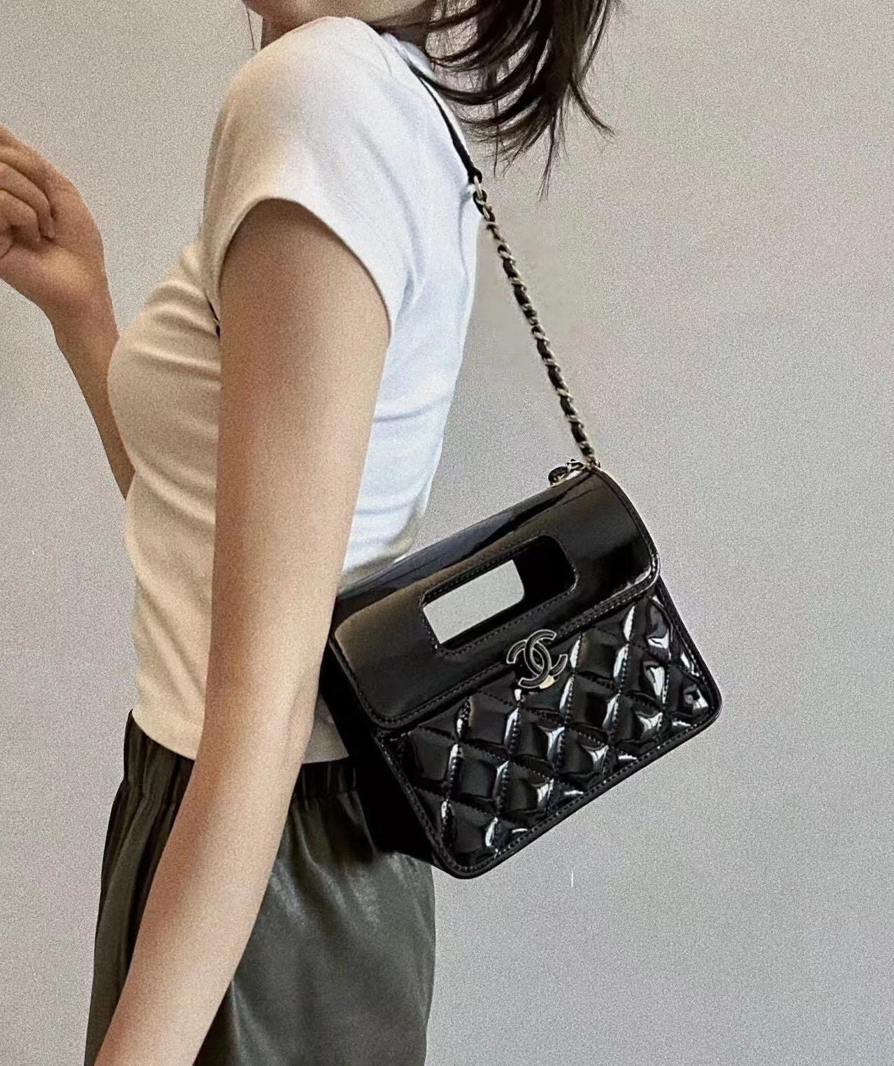 Новинка сезона весна/лето 2023 от Chanel - лакированная кожа - сумка-конверт - фотографии в действии.