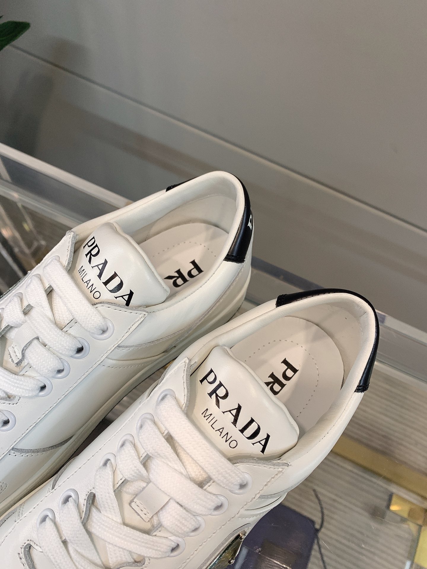 Prada - Белые кроссовки - Повседневная обувь