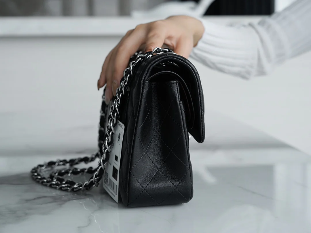 Сумка Chanel CF Medium - 23 см - из черной овечьей кожи с серебряной пряжкой - CF23