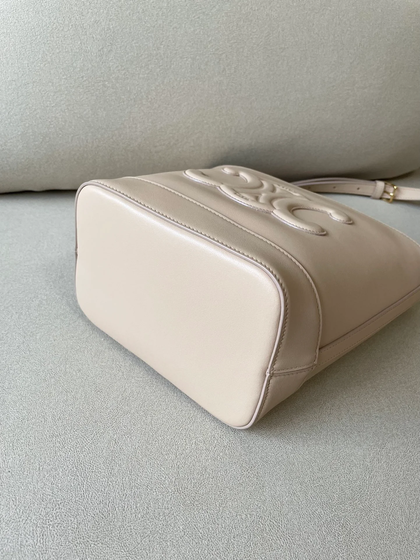 Маленькая белая кожаная сумка-ведро Celine Cuir Triomphe