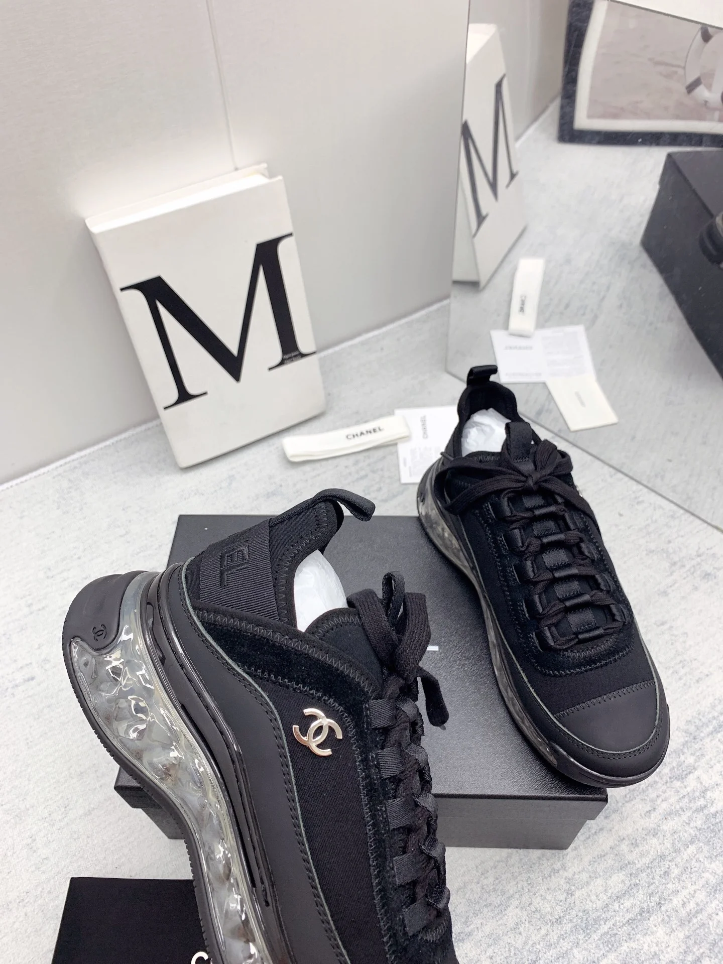 Новинка сезона осень/зима 2021 от Chanel - кроссовки с ромбовидным узором - черные.