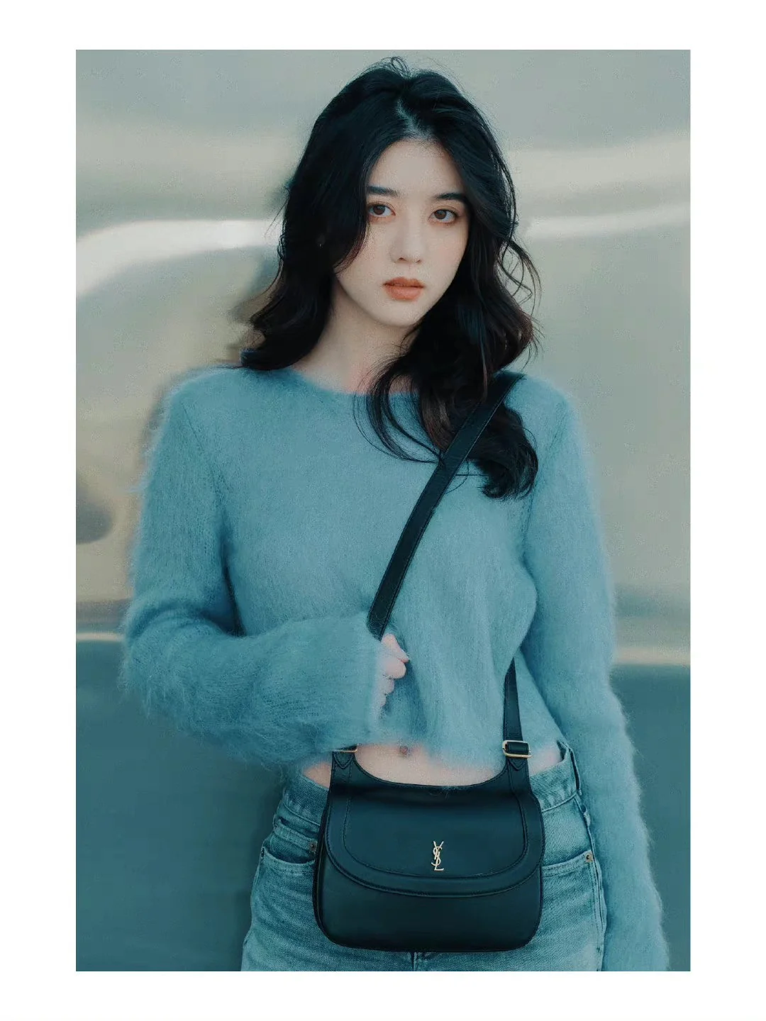 Новинка сезона весна/лето 2022 от YSL - Сумка через плечо/кроссбоди - Фотографии в действии