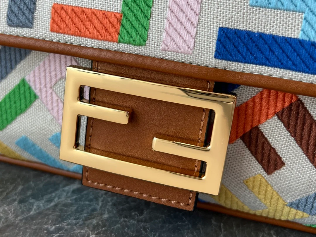 Сумка-багет Fendi — бежевая льняная с красочной вышивкой.