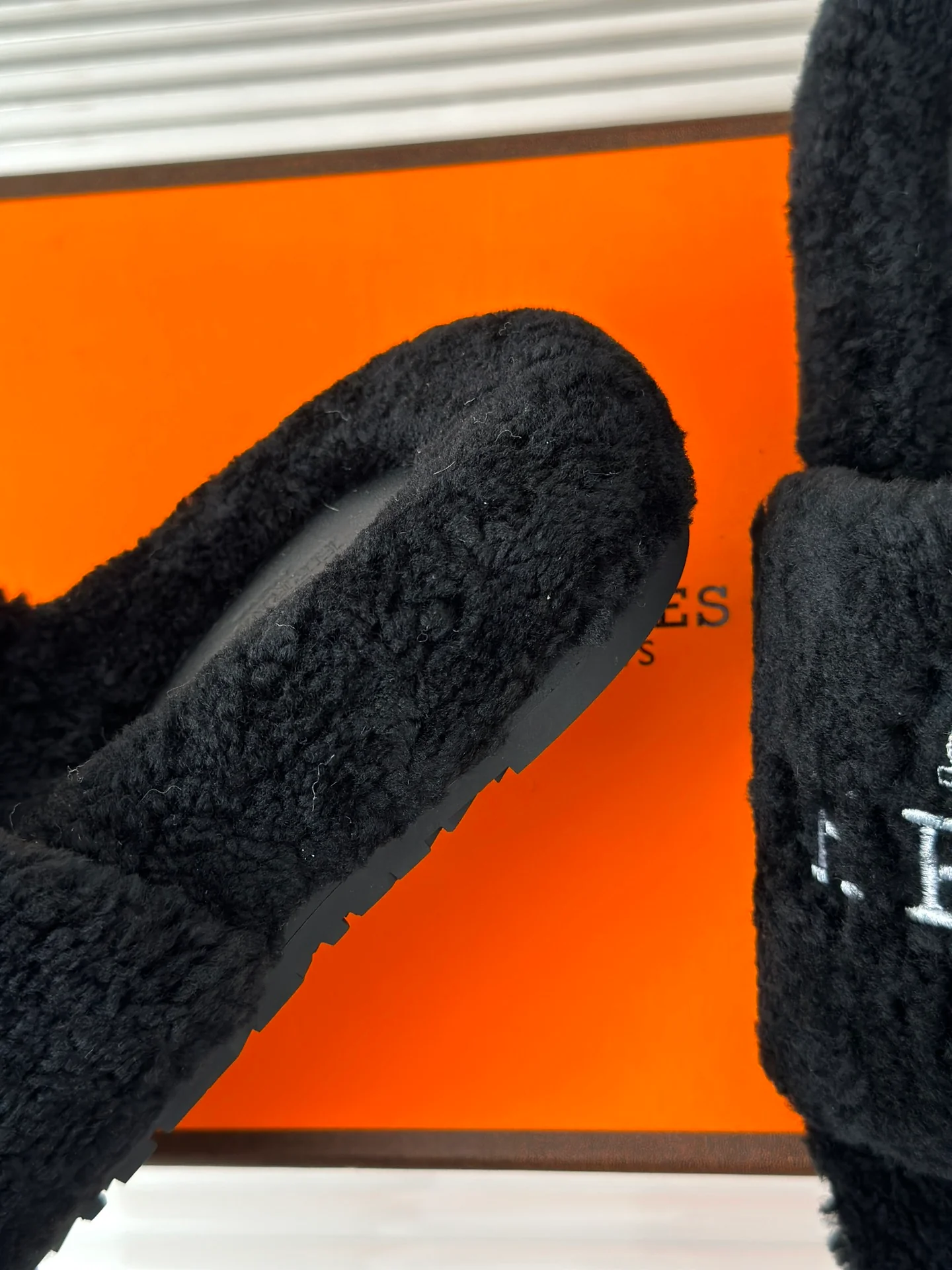 Новинка сезона осень/зима 2023 от Hermes - Меховые тапочки - Черные