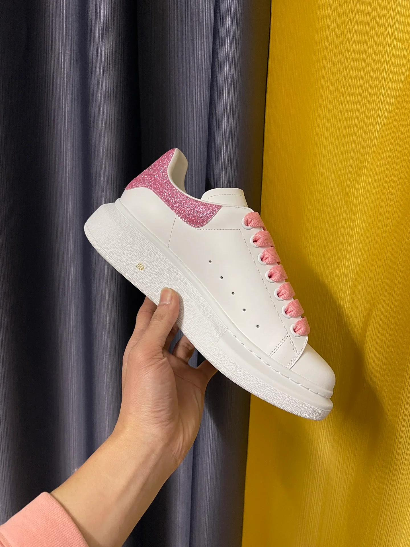 Классические белые кроссовки McQueen с розовыми блестками