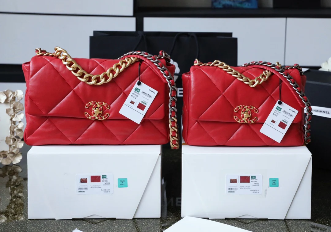 Сумка Chanel 19 - маленькая, красная.