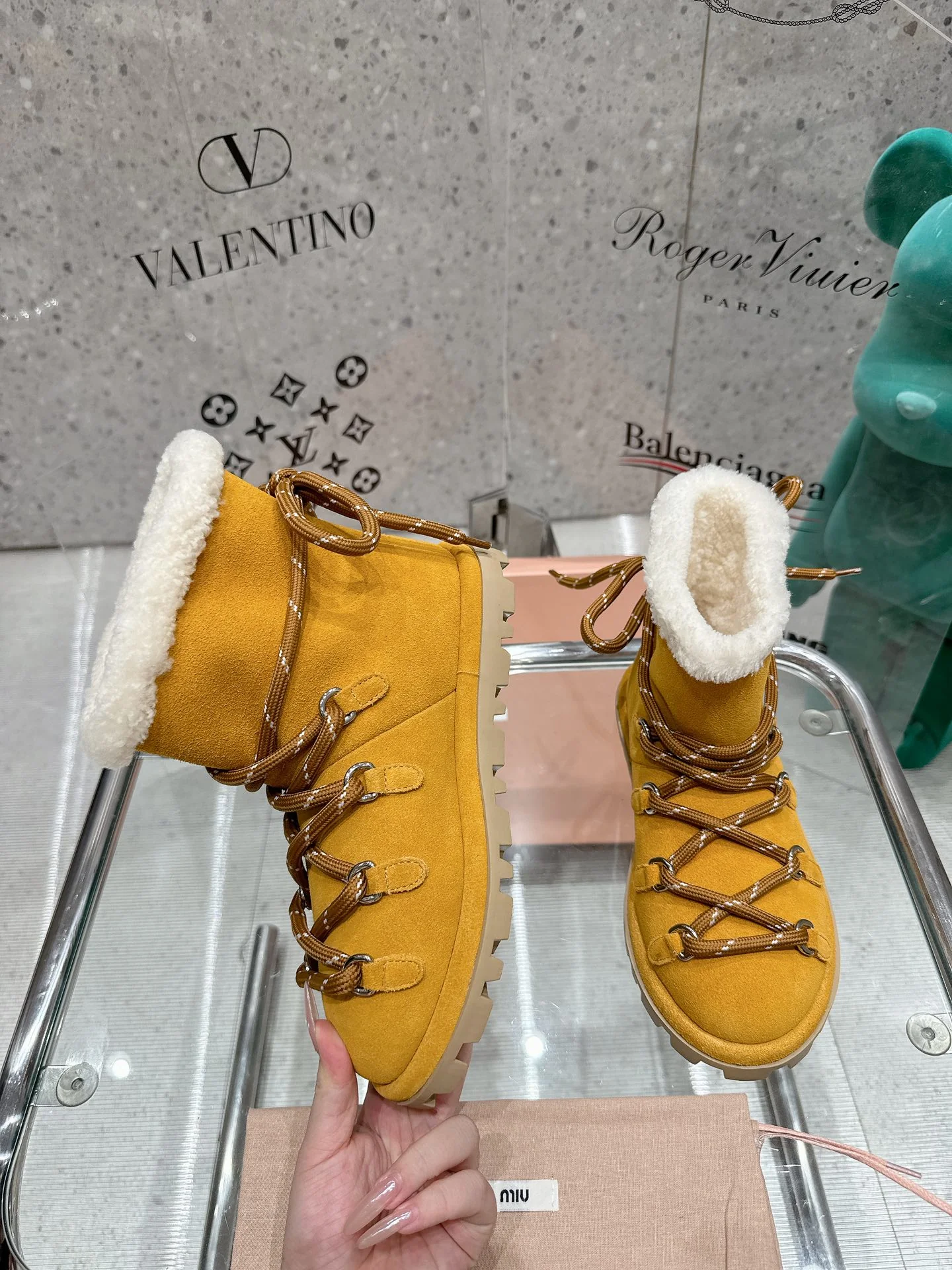 Ботинки Miu Miu 2024 с декоративной шнуровкой - желтые