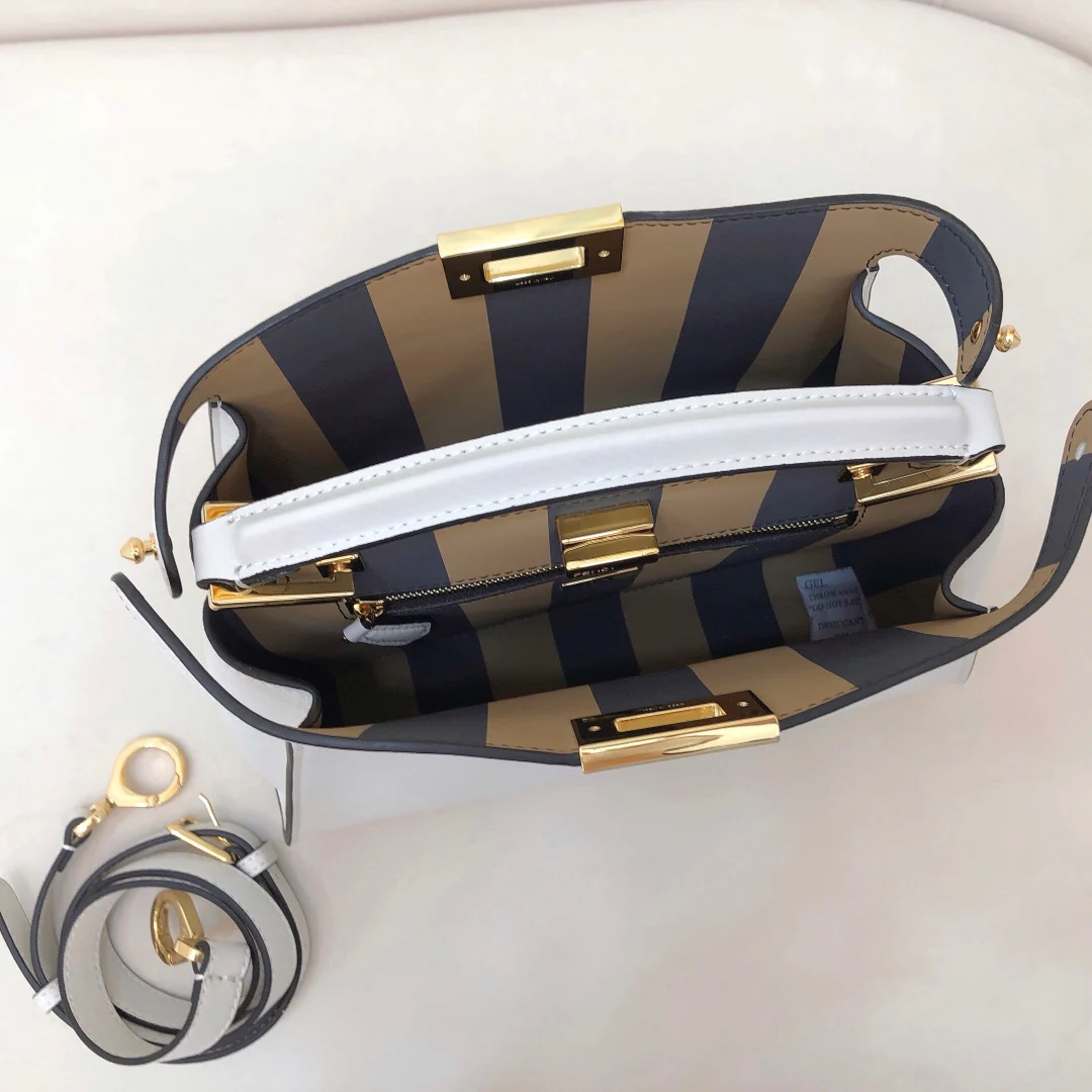 Маленькая белая кожаная сумочка Fendi Peekaboo