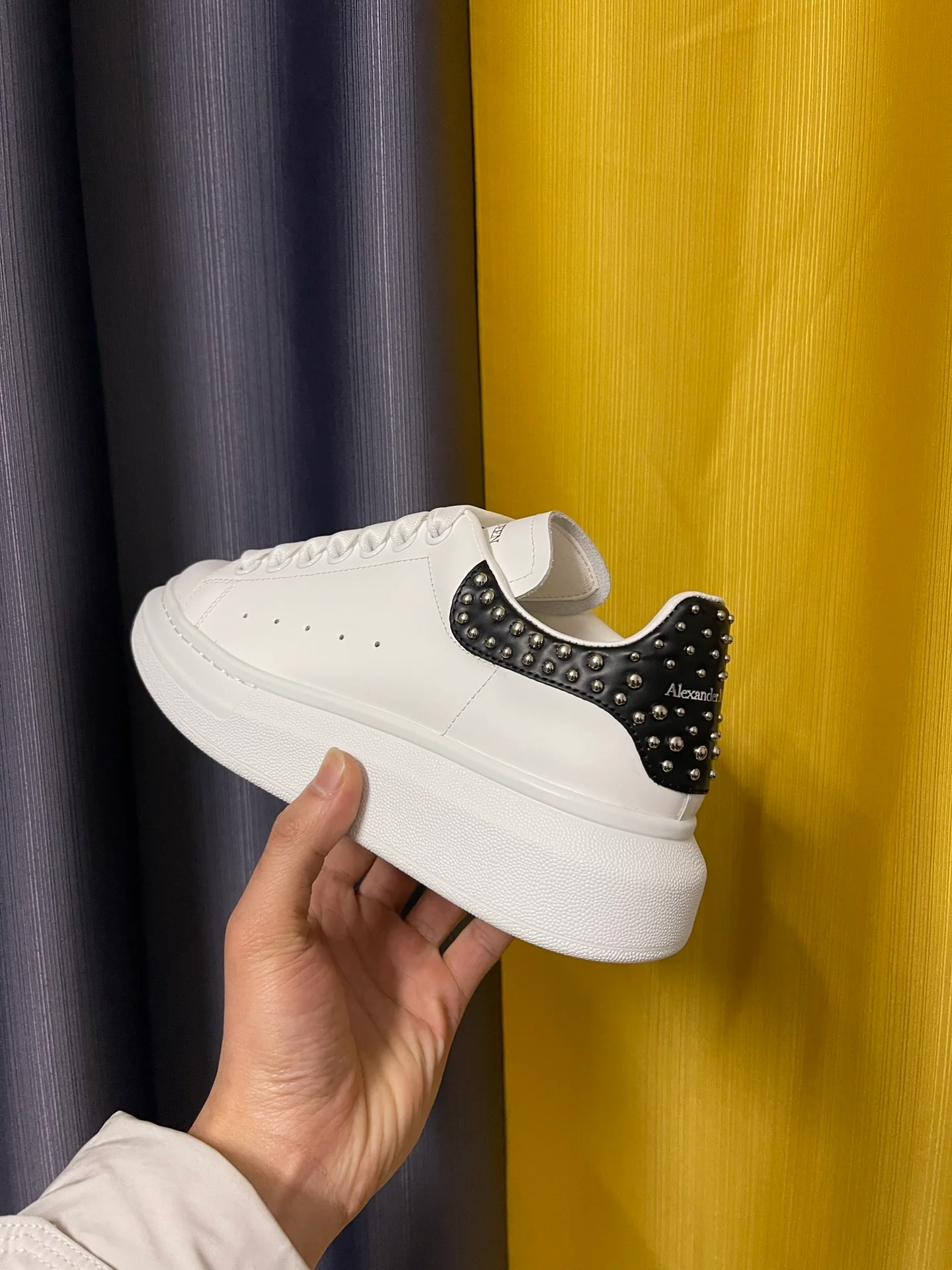 Классические белые кроссовки McQueen - унисекс - черная кожа с круглыми заклепками