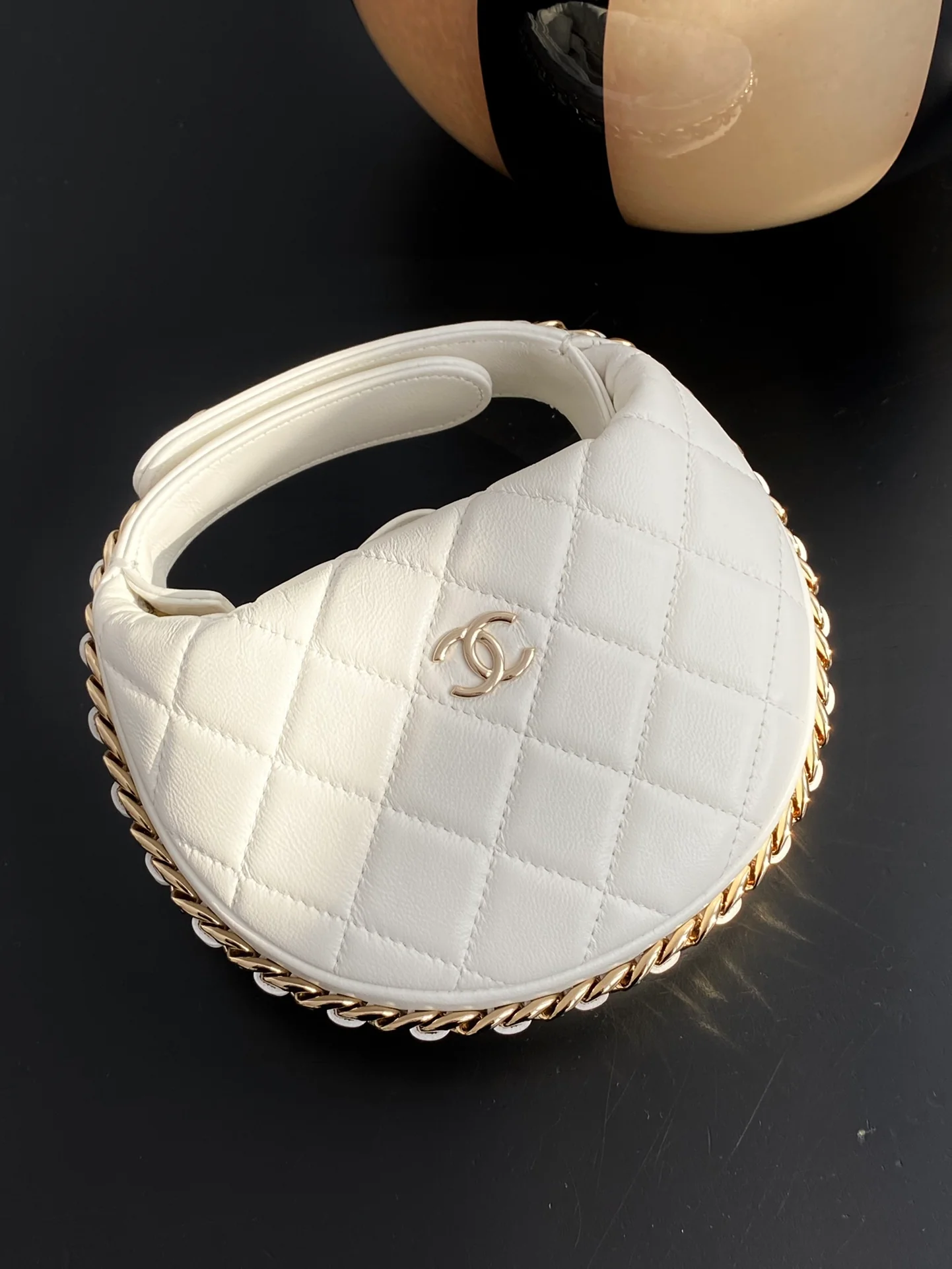 Коллекция Chanel ?Ранняя весна 2023? — клатч с обручем — белый.