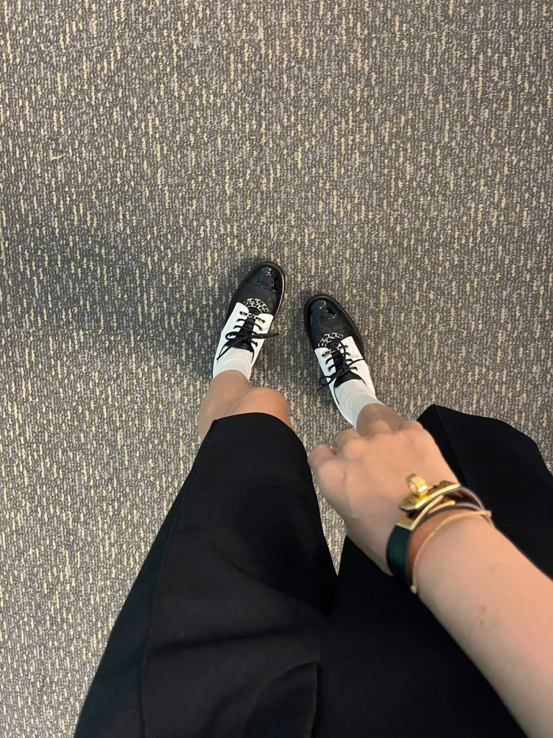 Новинка сезона осень/зима 2022 от Chanel — кожаные туфли с цепочкой и узором ?личи? — фотографии вживую.