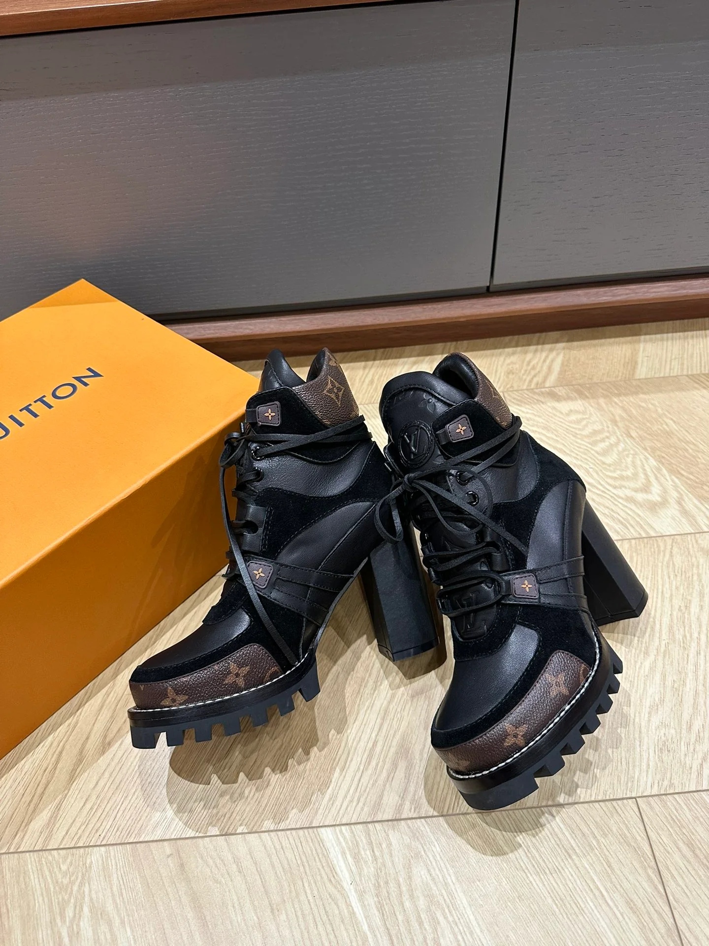 LV-2024 - Повседневные сапоги на высоком каблуке - Черные