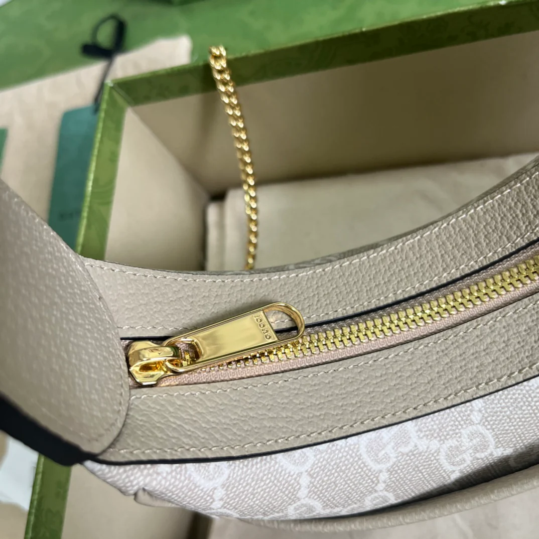 Мини-сумочка Gucci в форме полумесяца, бежевая.