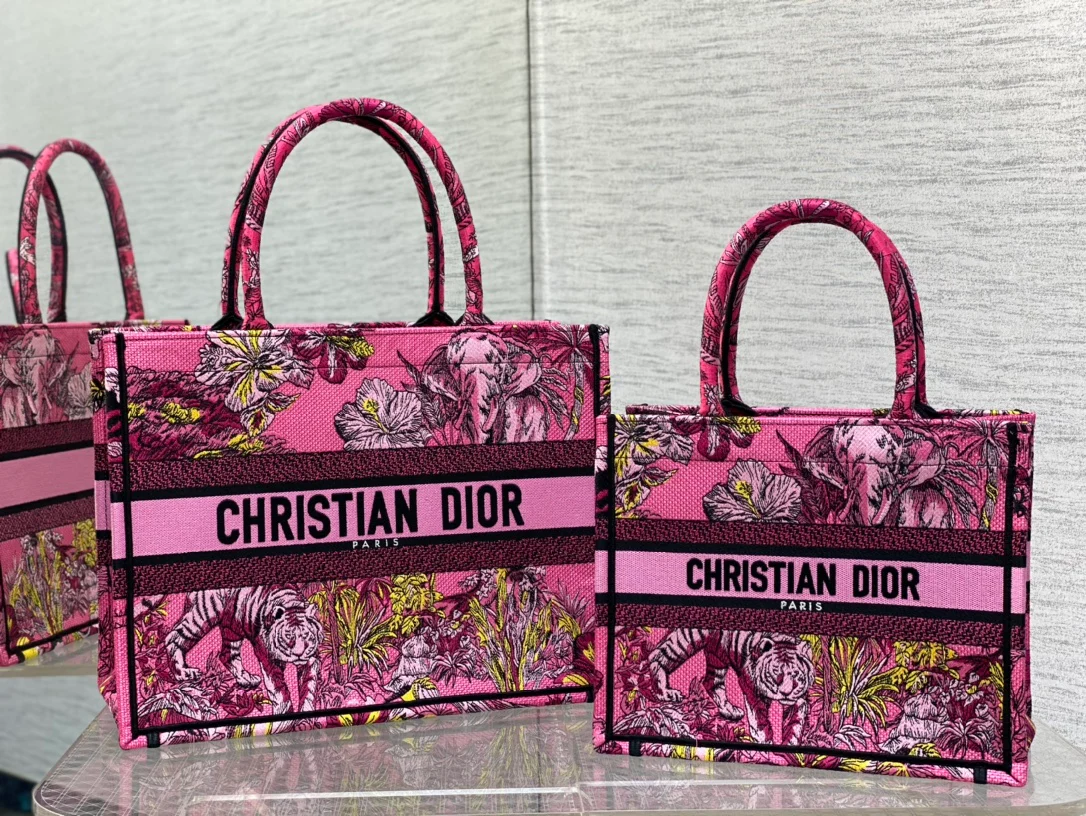Сумка-тоут Dior Book из коллекции Весна/Лето 2023 — Цвет ?зоорозовый? — Маленький размер