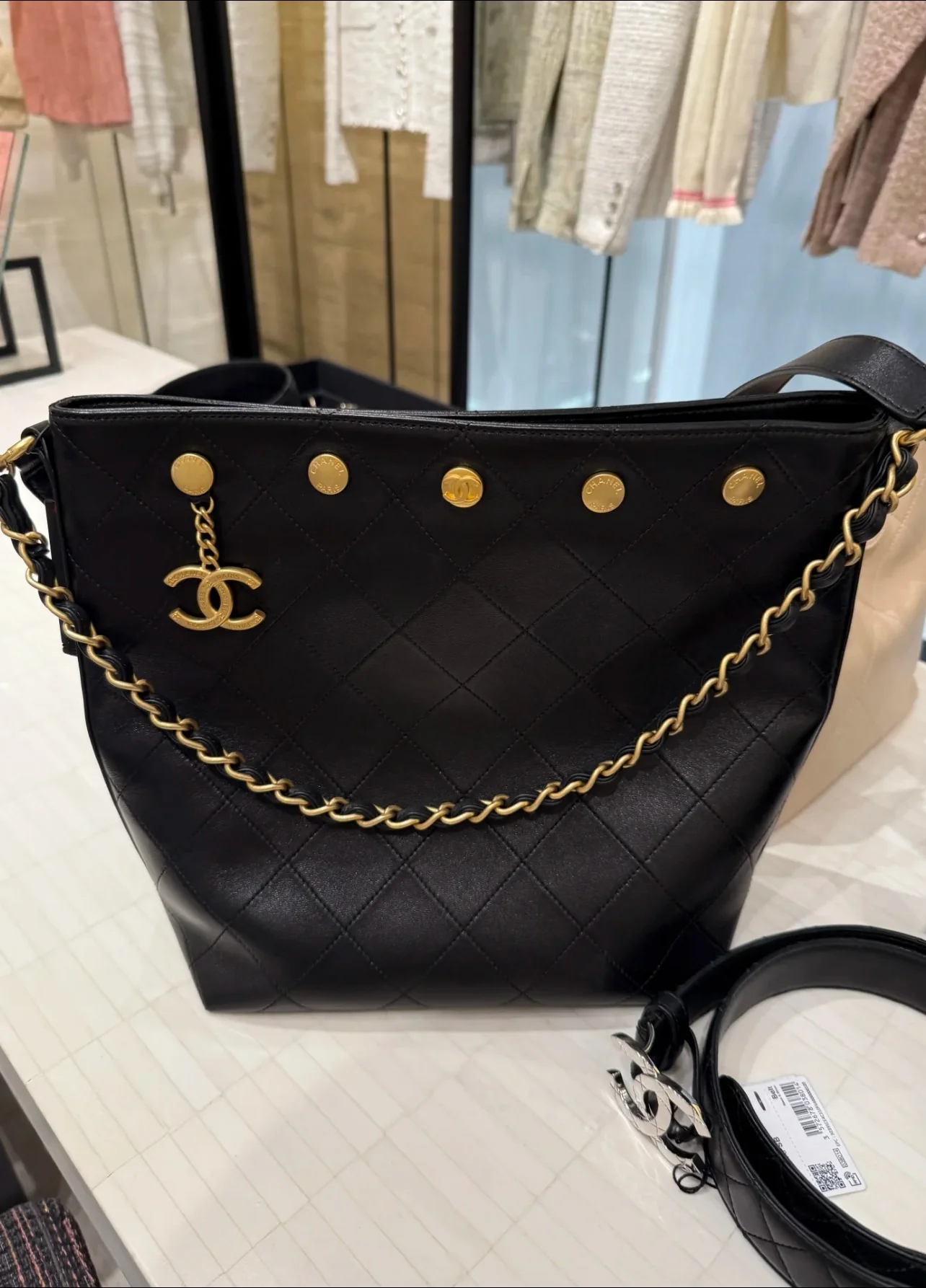 Сумка Chanel в стиле хиппи с золотой монетой 25 пенсов — черно-золотая.