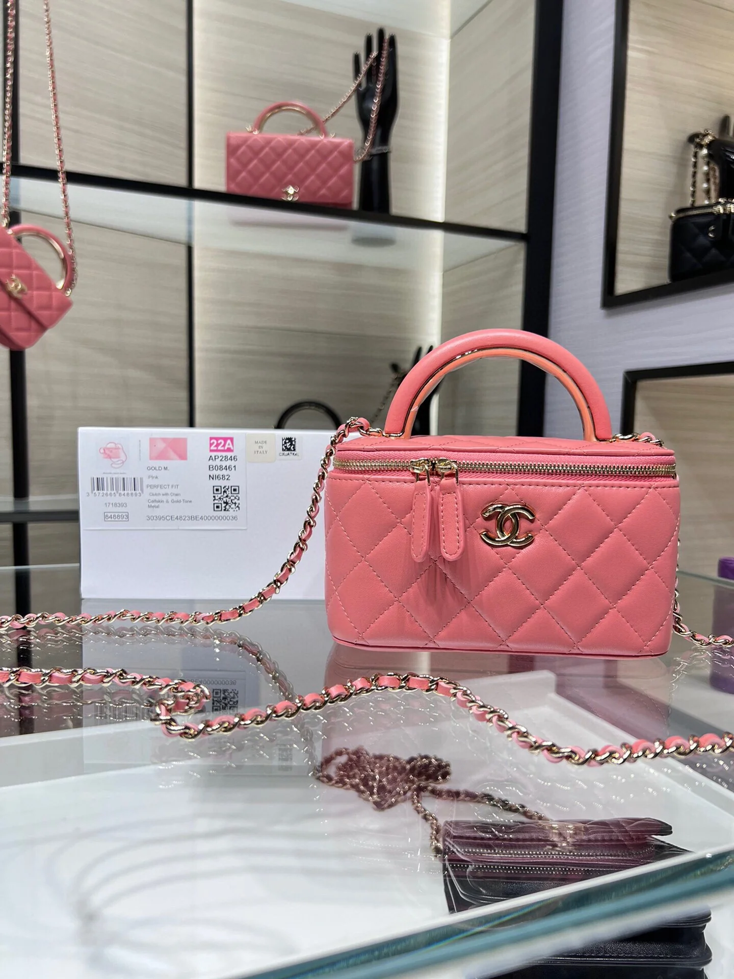 Сумочка для помады Chanel Métiers d'Art 2022 — квадратная, розовая, из овечьей кожи.