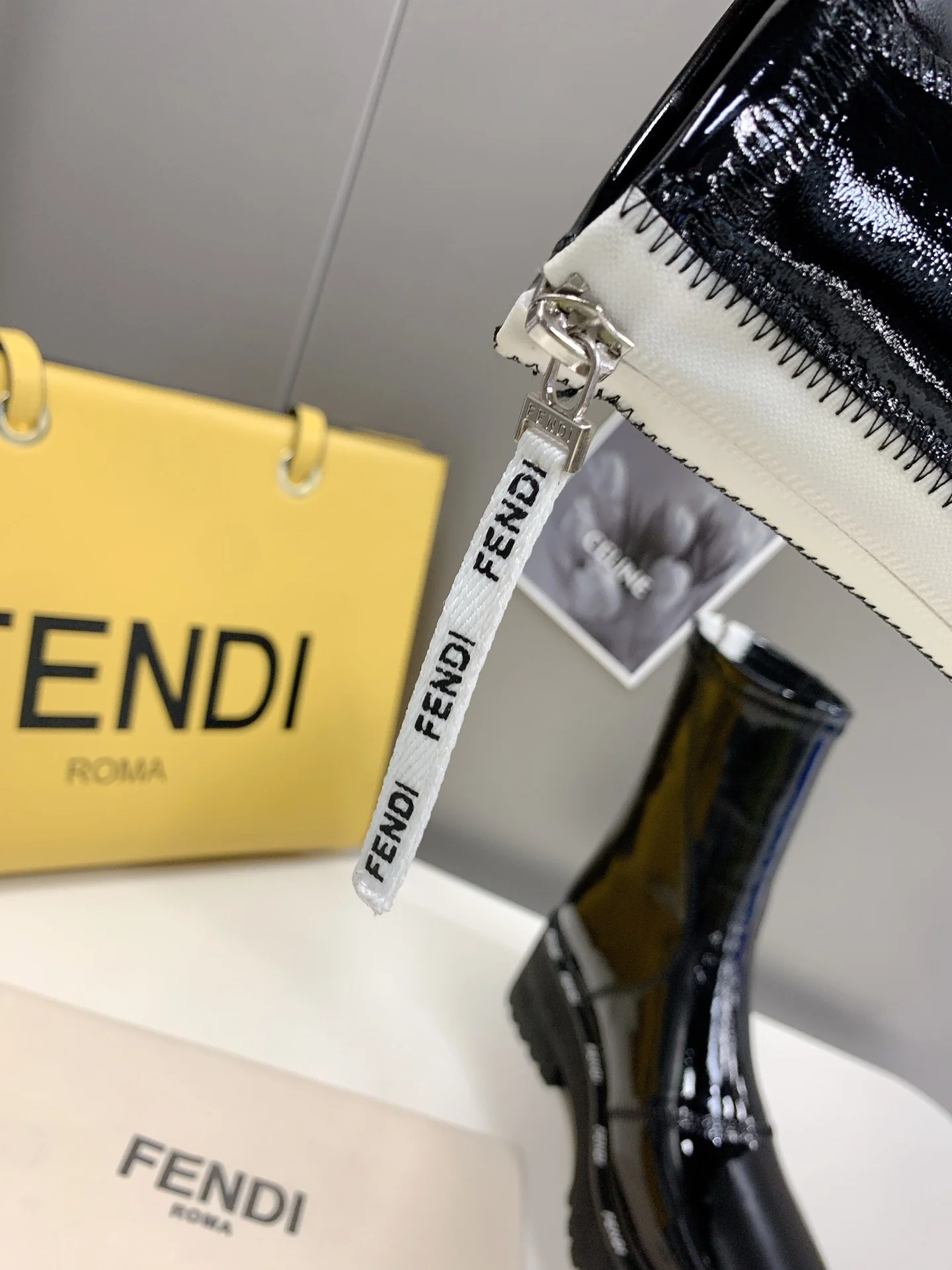 Лакированные сапоги Fendi до середины икры