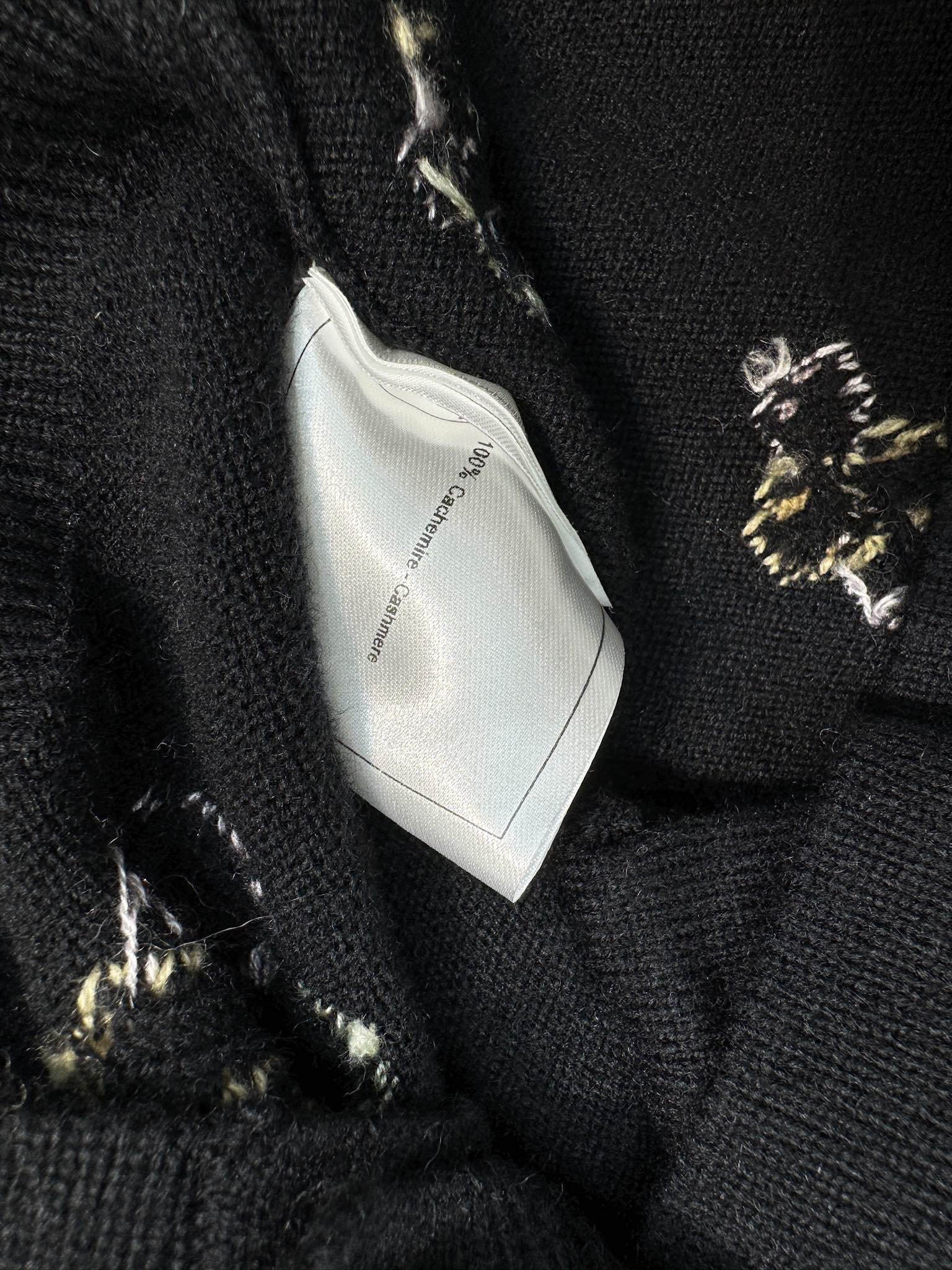 Кардиган Chanel 2403-24 из коллекции Early Spring Métiers d'Art с четырехлистным клевером — черный.