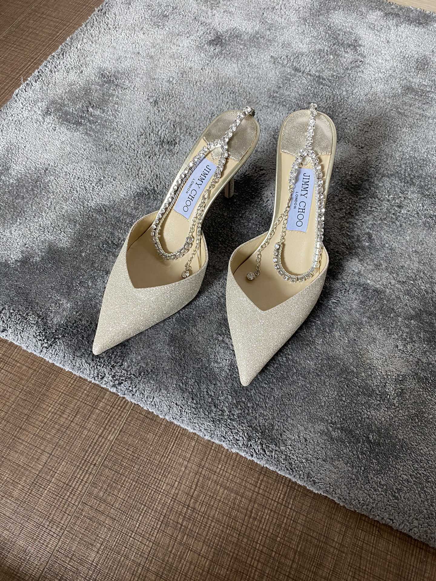 Jimmy - Цепочка на щиколотку со стразами - Туфли на высоком каблуке с острым носком - Золотистые