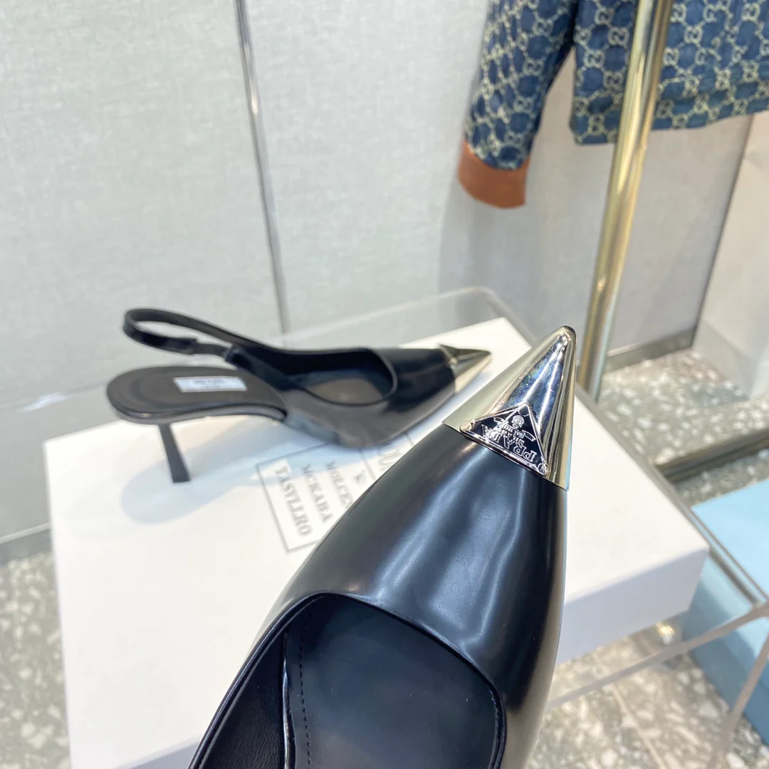 Новинка сезона весна/лето 2023 от Prada - сандалии с острым носком.