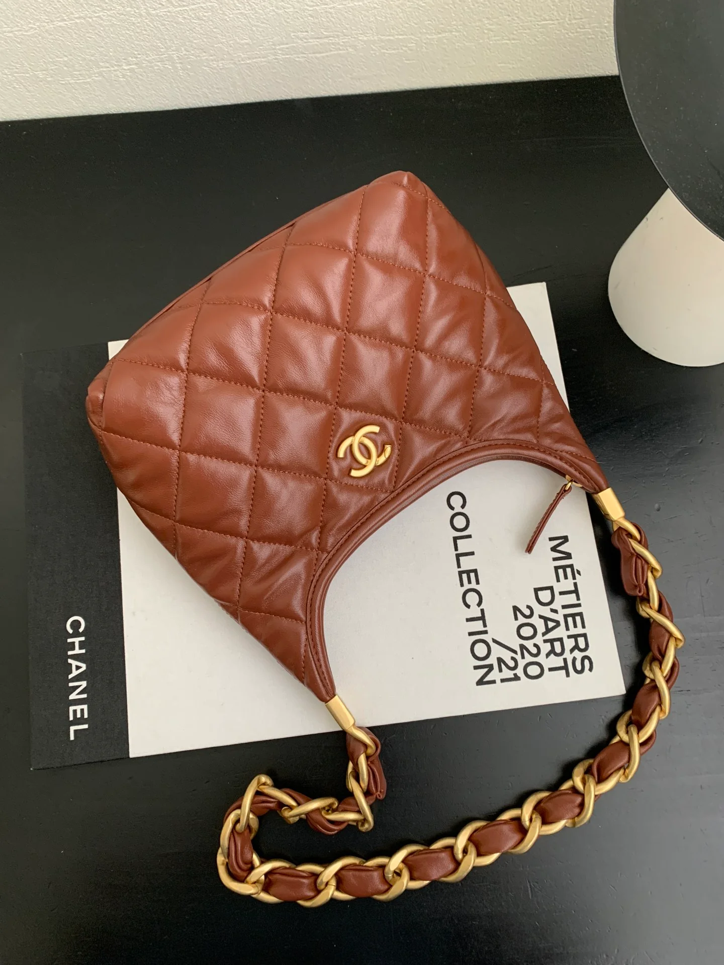 Сумка Chanel на плечо с массивной цепочкой - красная