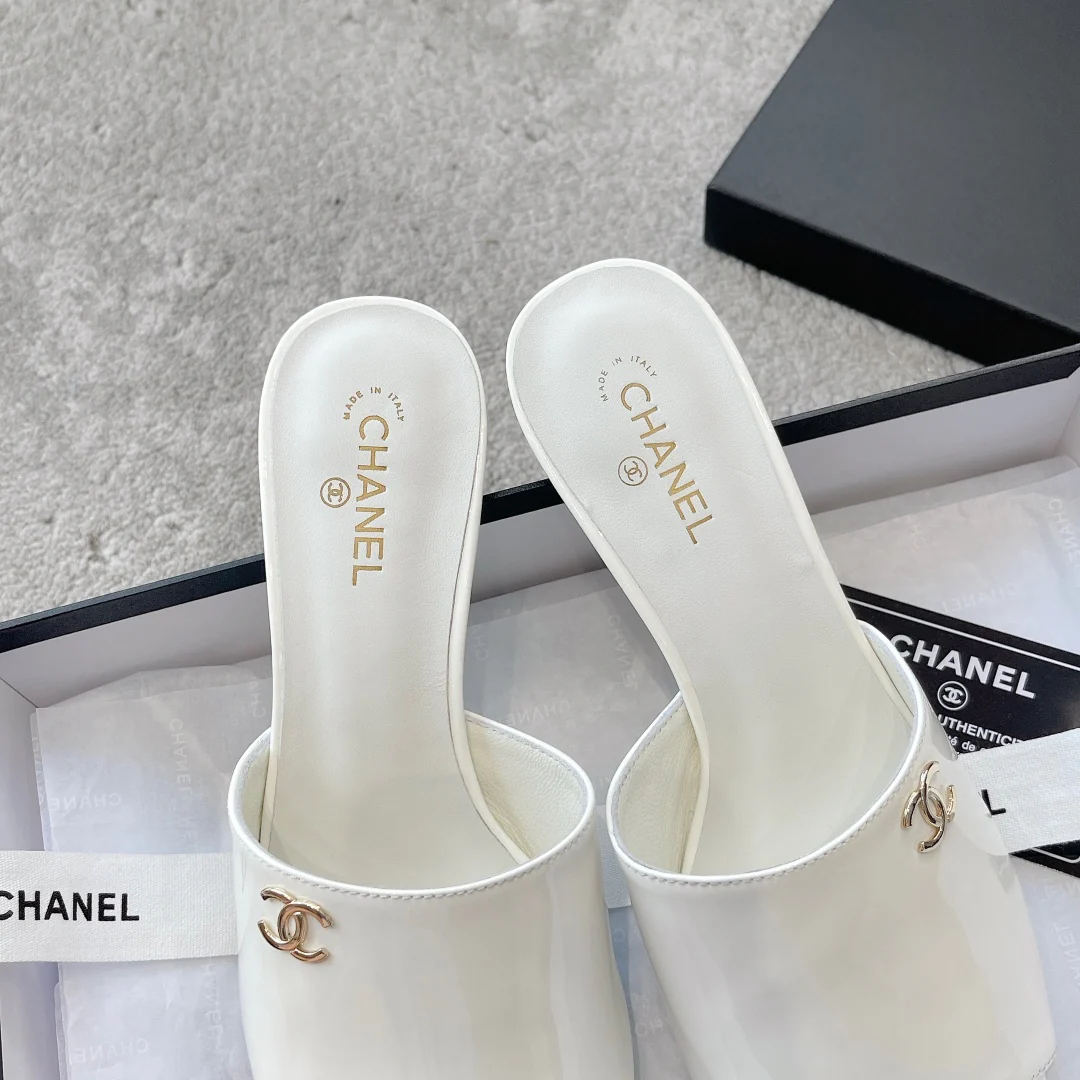 Новинка сезона весна/лето 2023 от Chanel - Босоножки на среднем каблуке с жемчужным верхом - Белые