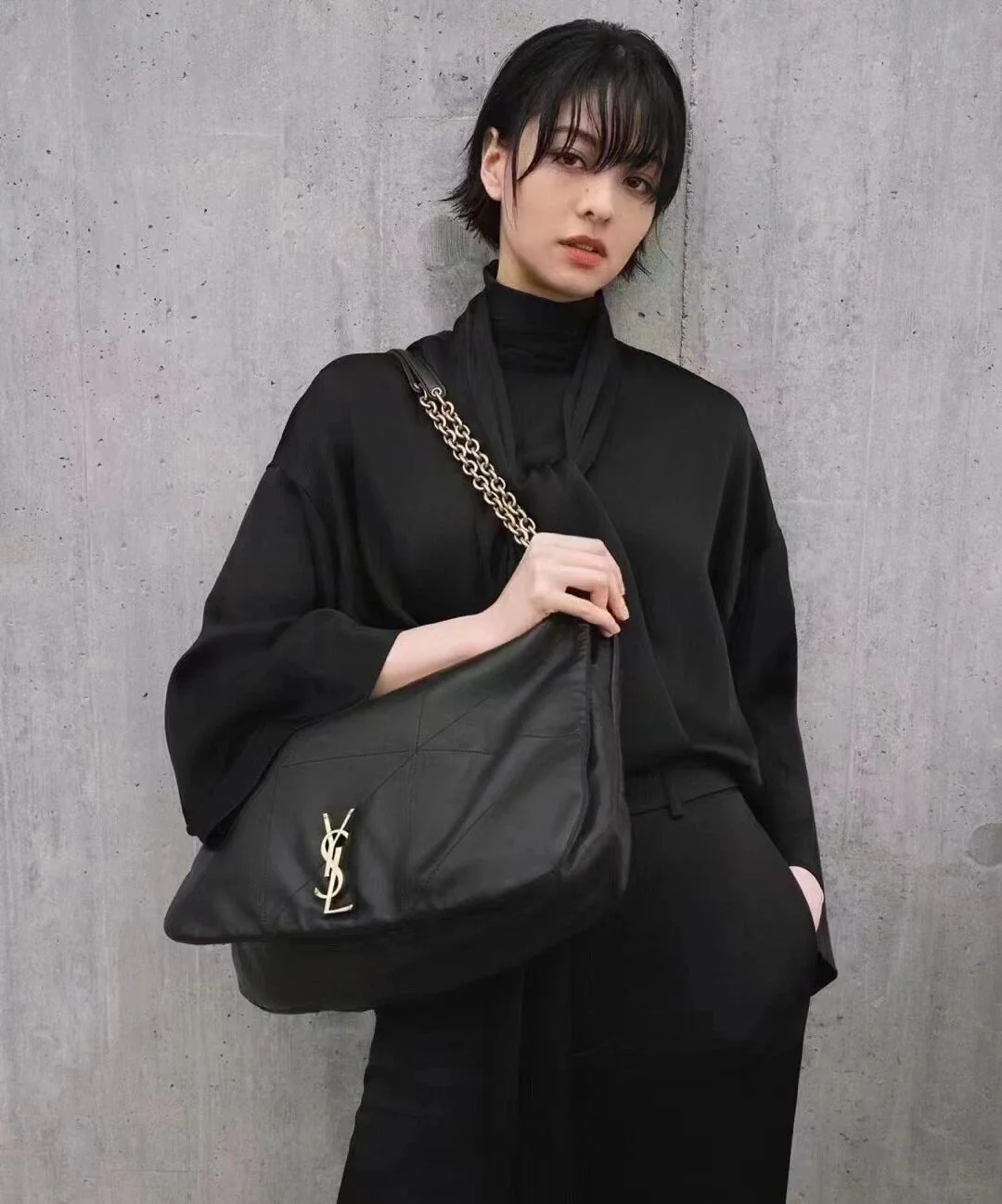 Сумка YSL из кожи ягненка наппа с двумя цепочками — в стиле Джейми — фотографии в одежде.