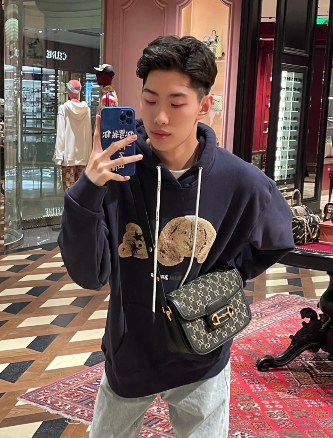 Сумка-седло Gucci 1955 с пряжкой в ??виде подковы — черная джинсовая ткань.