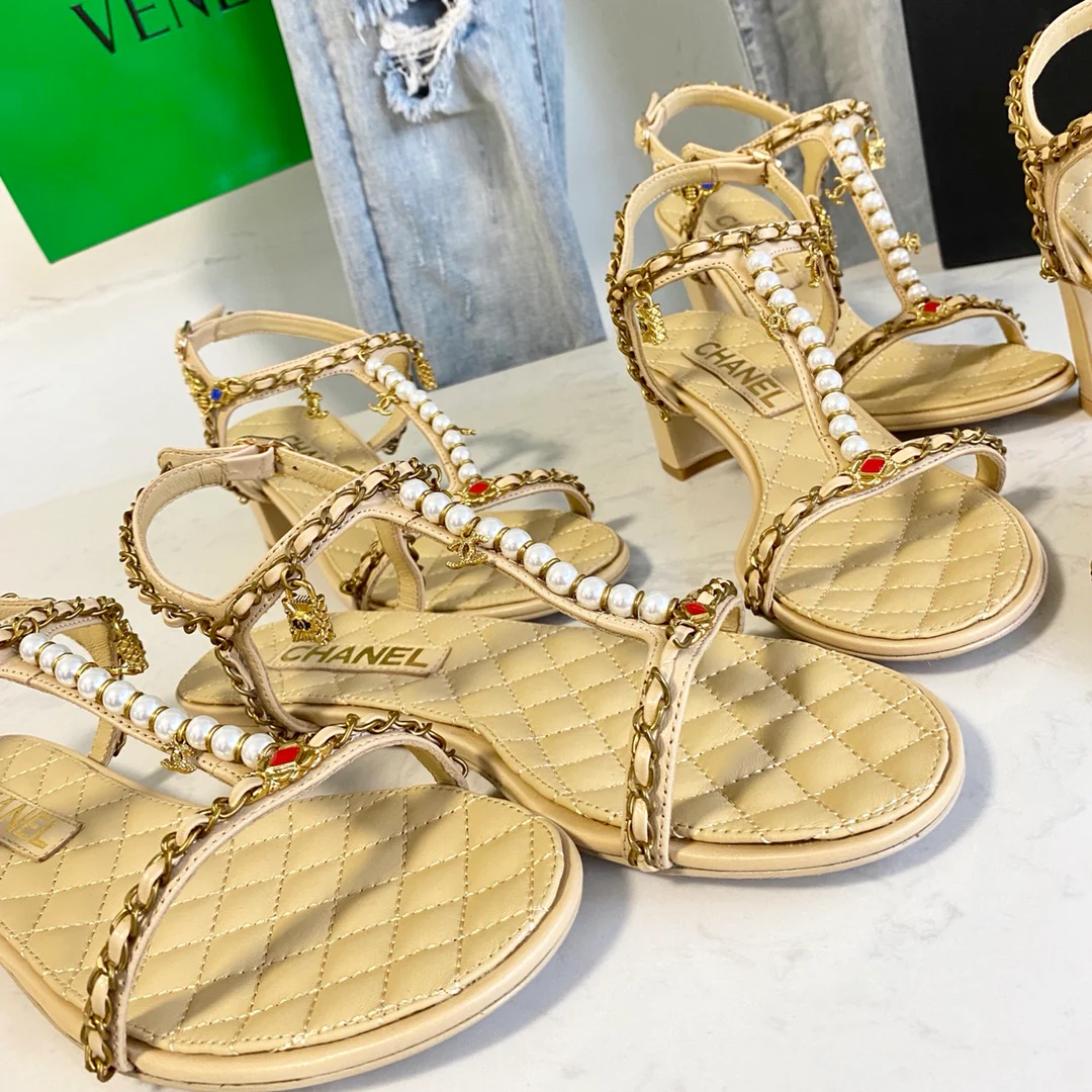 Сандалии Chanel с жемчужной цепочкой на каблуке