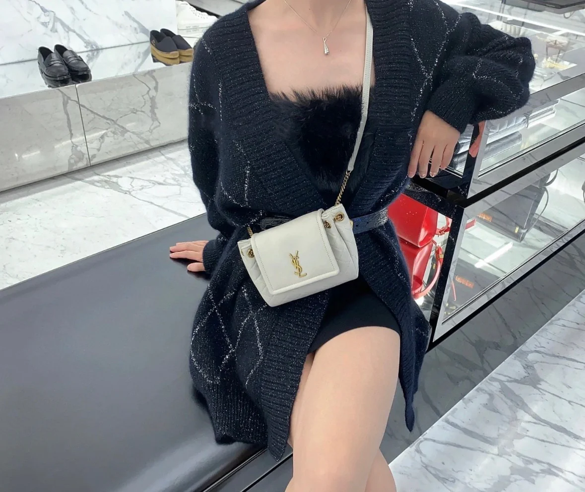 Мини-юбка YSL Nolita из белой кожи - на фото.