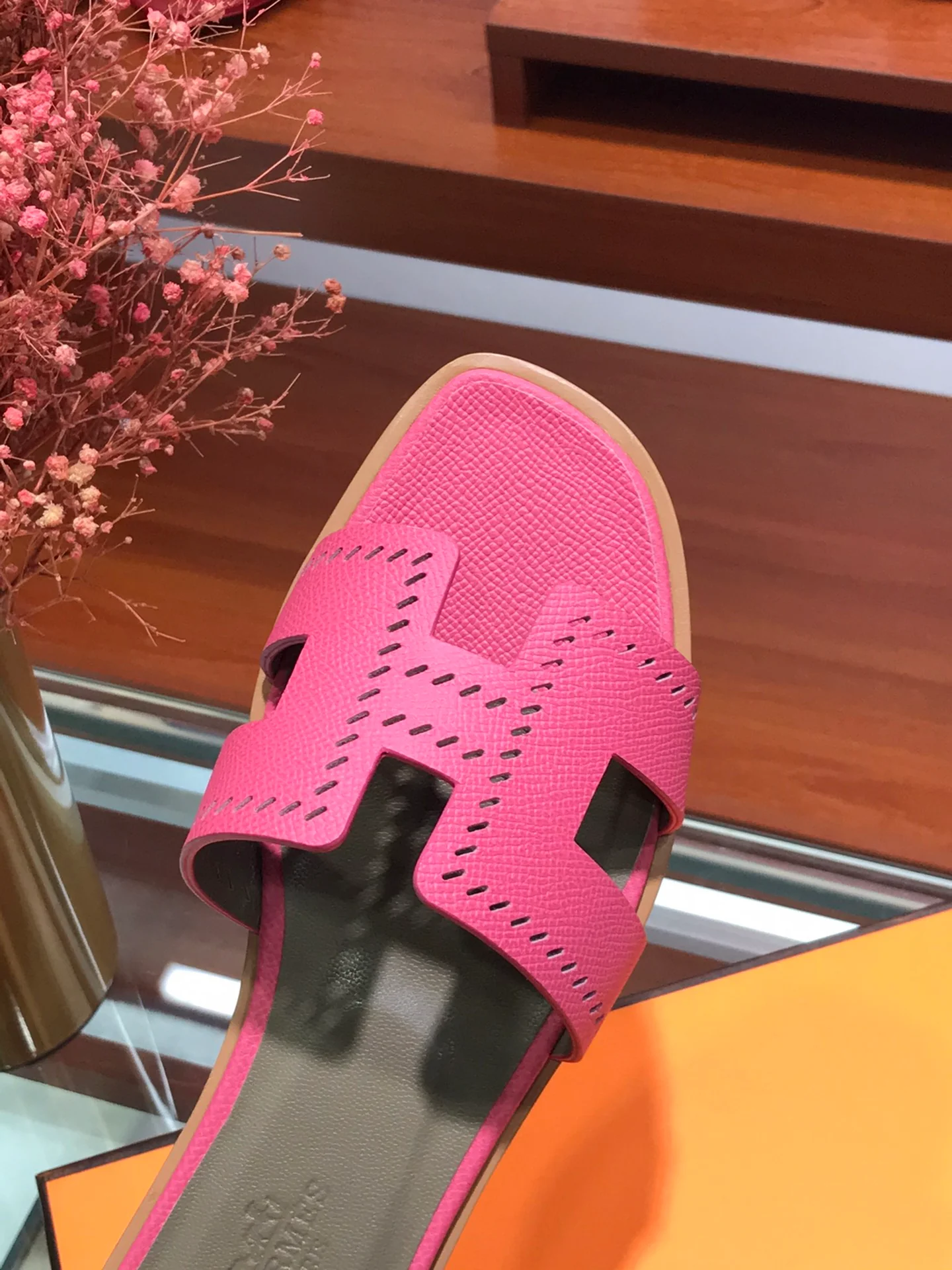 Новинка весны 2022 года от Hermes - плоские тапочки H - 5