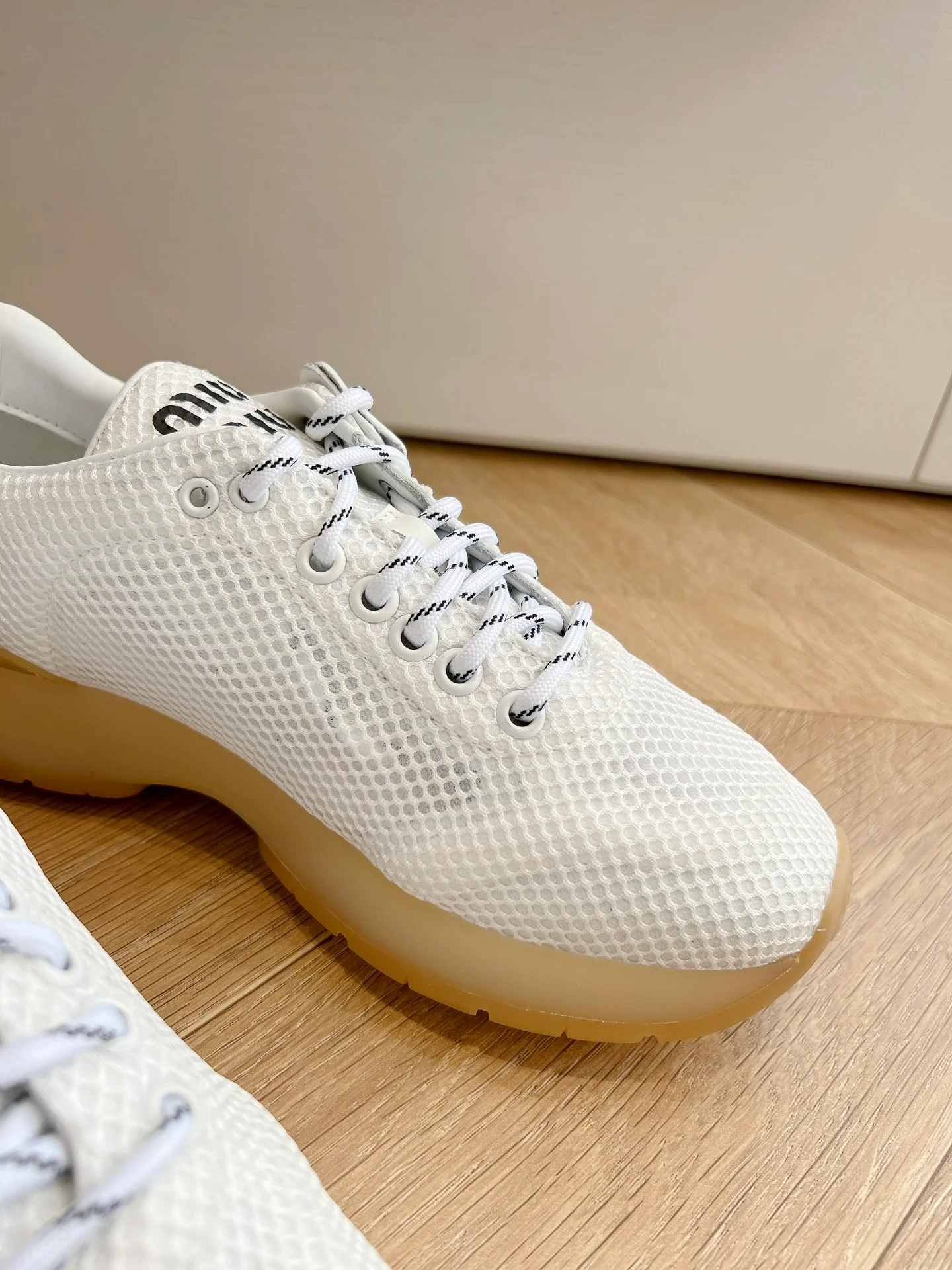 Дышащие повседневные туфли Miu Miu 2024 - белые